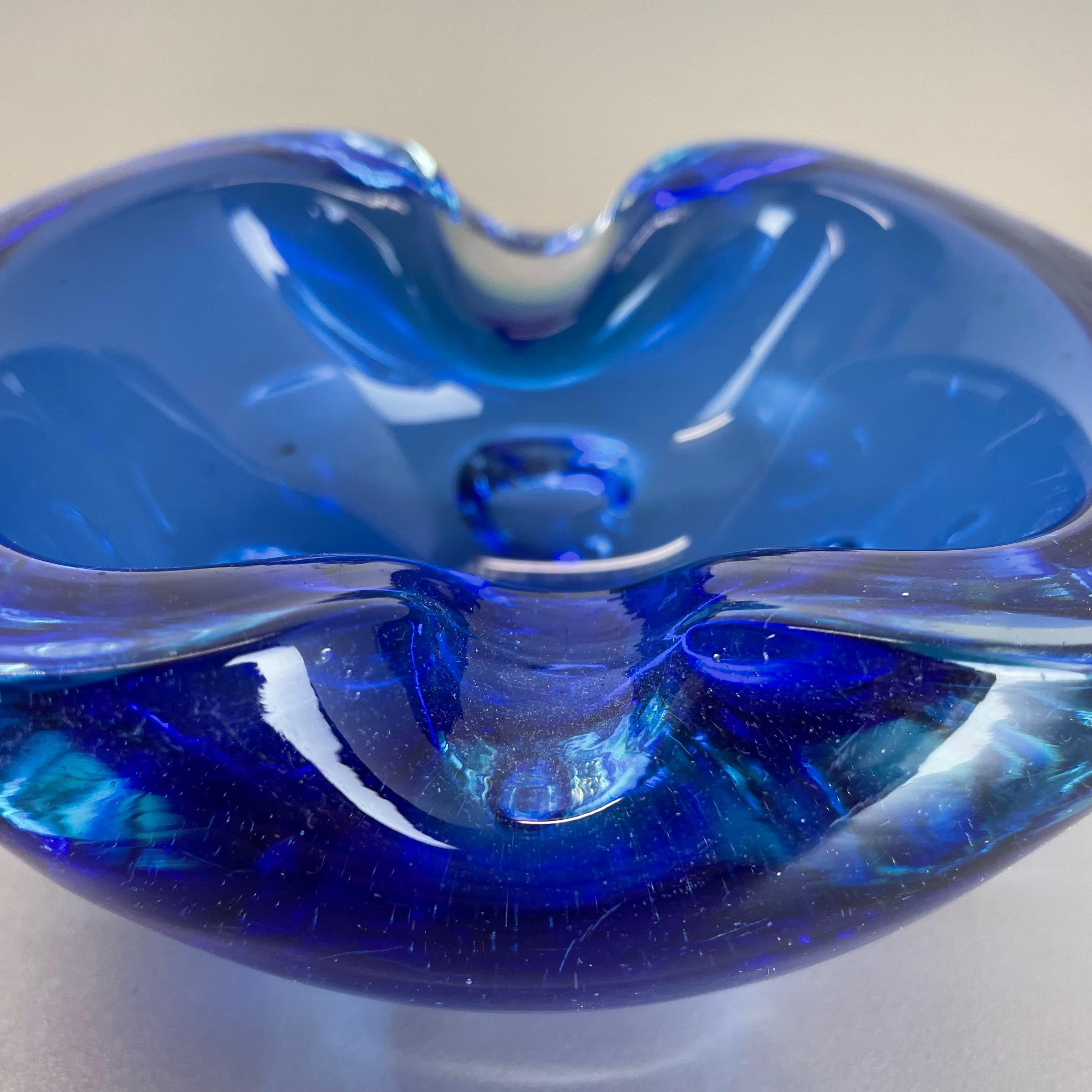 Cendrier en verre de Murano « bleu clair » avec éléments en forme de coquillage, Italie, 1970 en vente 5