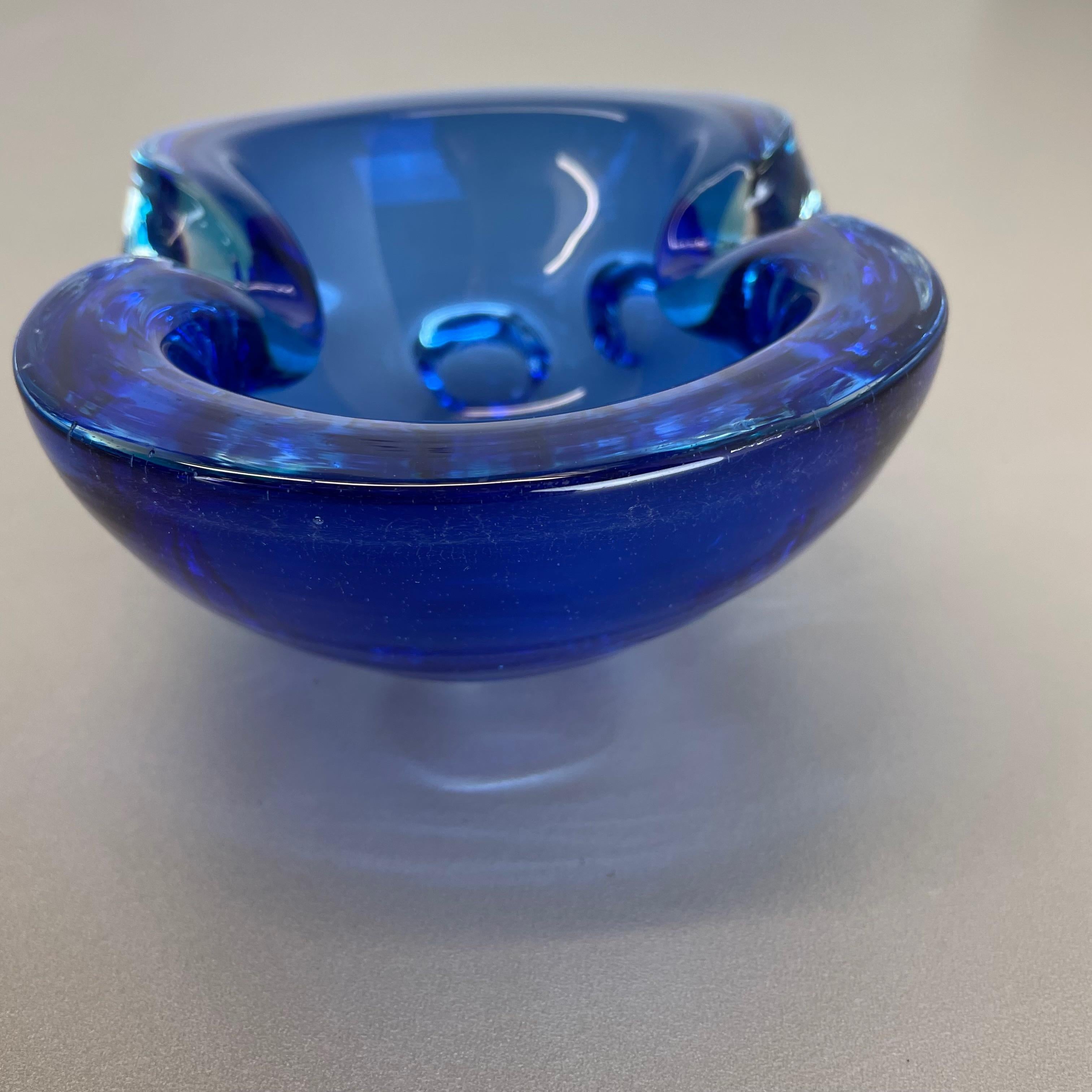 Cendrier en verre de Murano « bleu clair » avec éléments en forme de coquillage, Italie, 1970 en vente 6