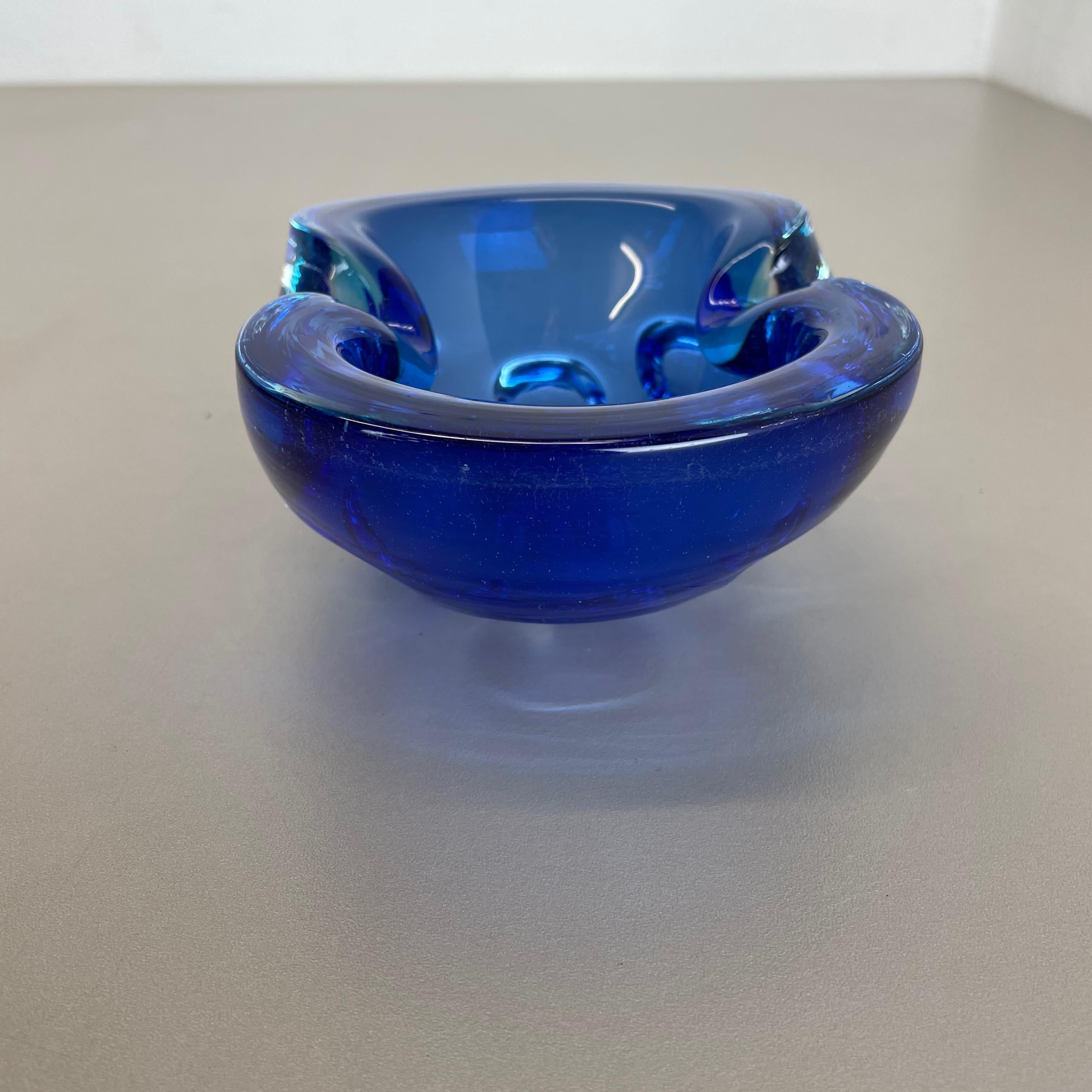 Cendrier en verre de Murano « bleu clair » avec éléments en forme de coquillage, Italie, 1970 en vente 8