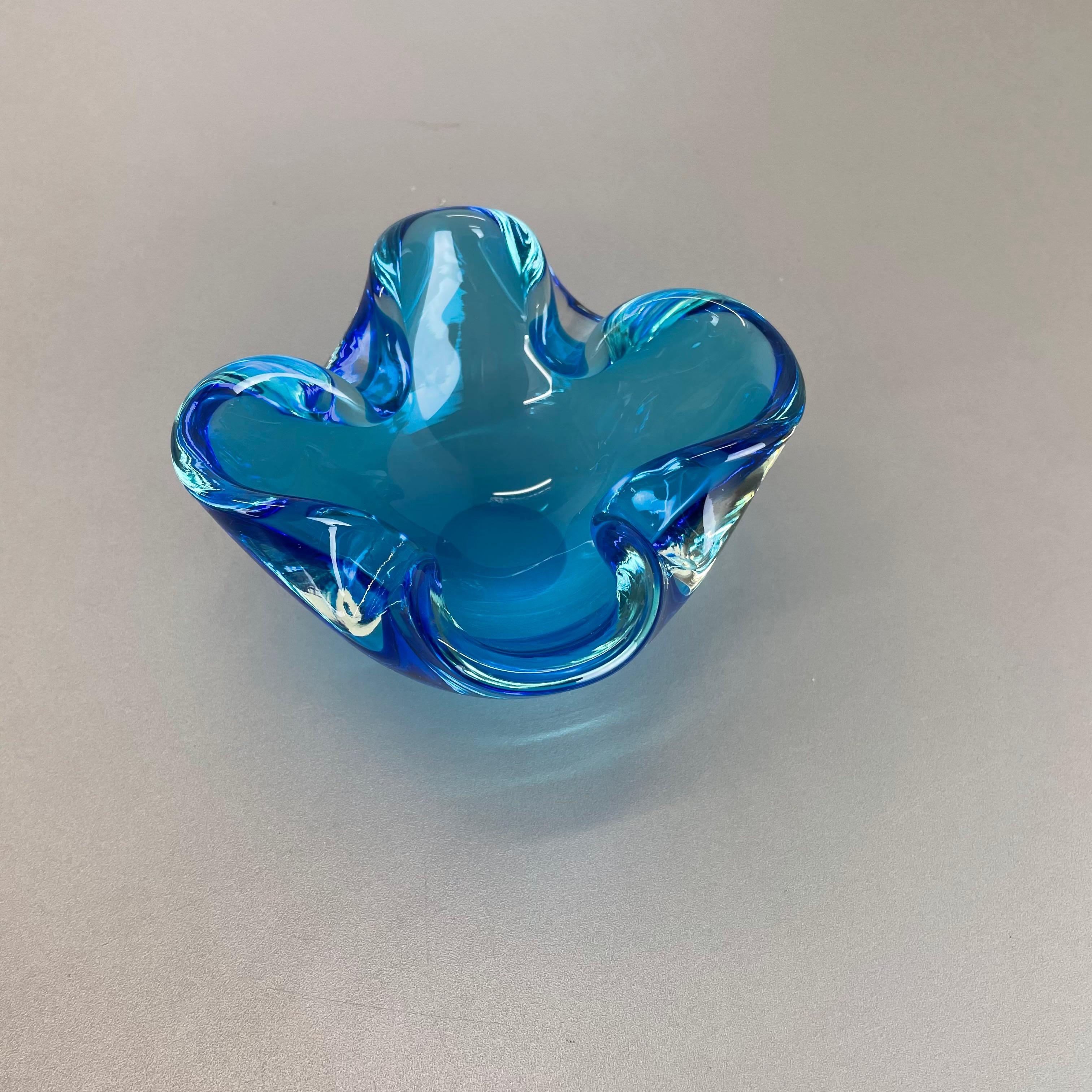 italien Cendrier en verre de Murano « bleu clair » rare avec éléments en coquille de bol, Murano, Italie, 1970 en vente