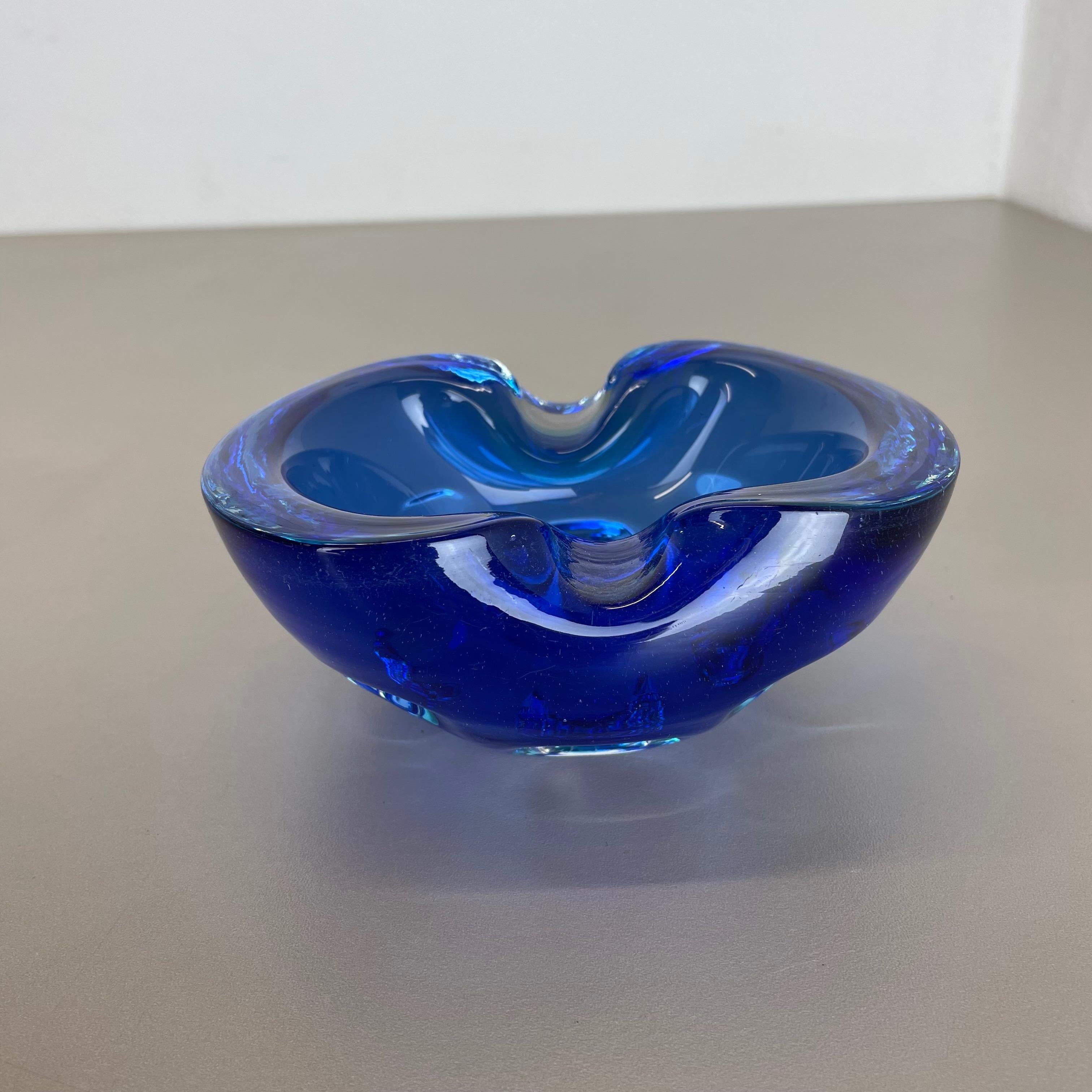 italien Cendrier en verre de Murano « bleu clair » avec éléments en forme de coquillage, Italie, 1970 en vente