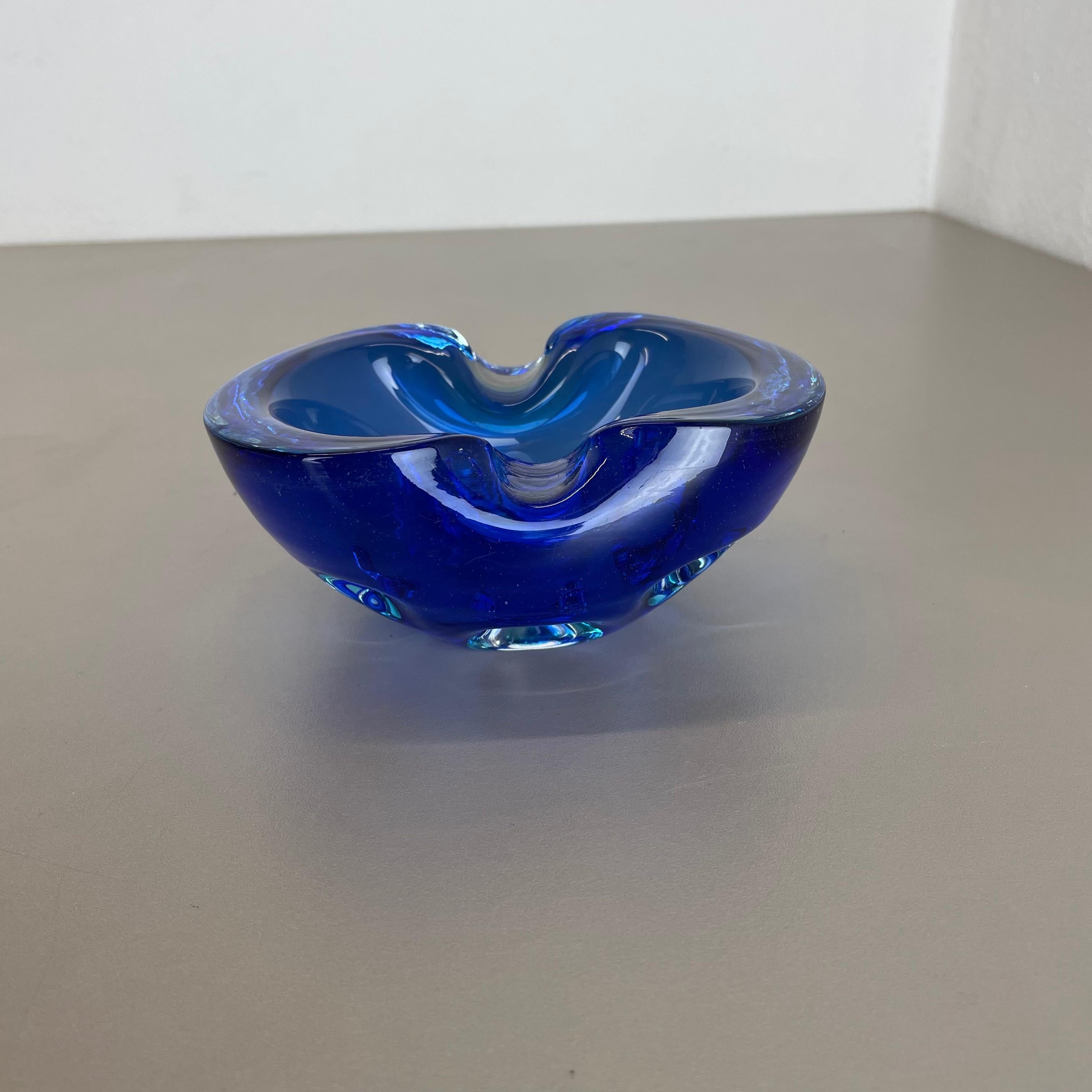 Cendrier en verre de Murano « bleu clair » avec éléments en forme de coquillage, Italie, 1970 Bon état - En vente à Kirchlengern, DE