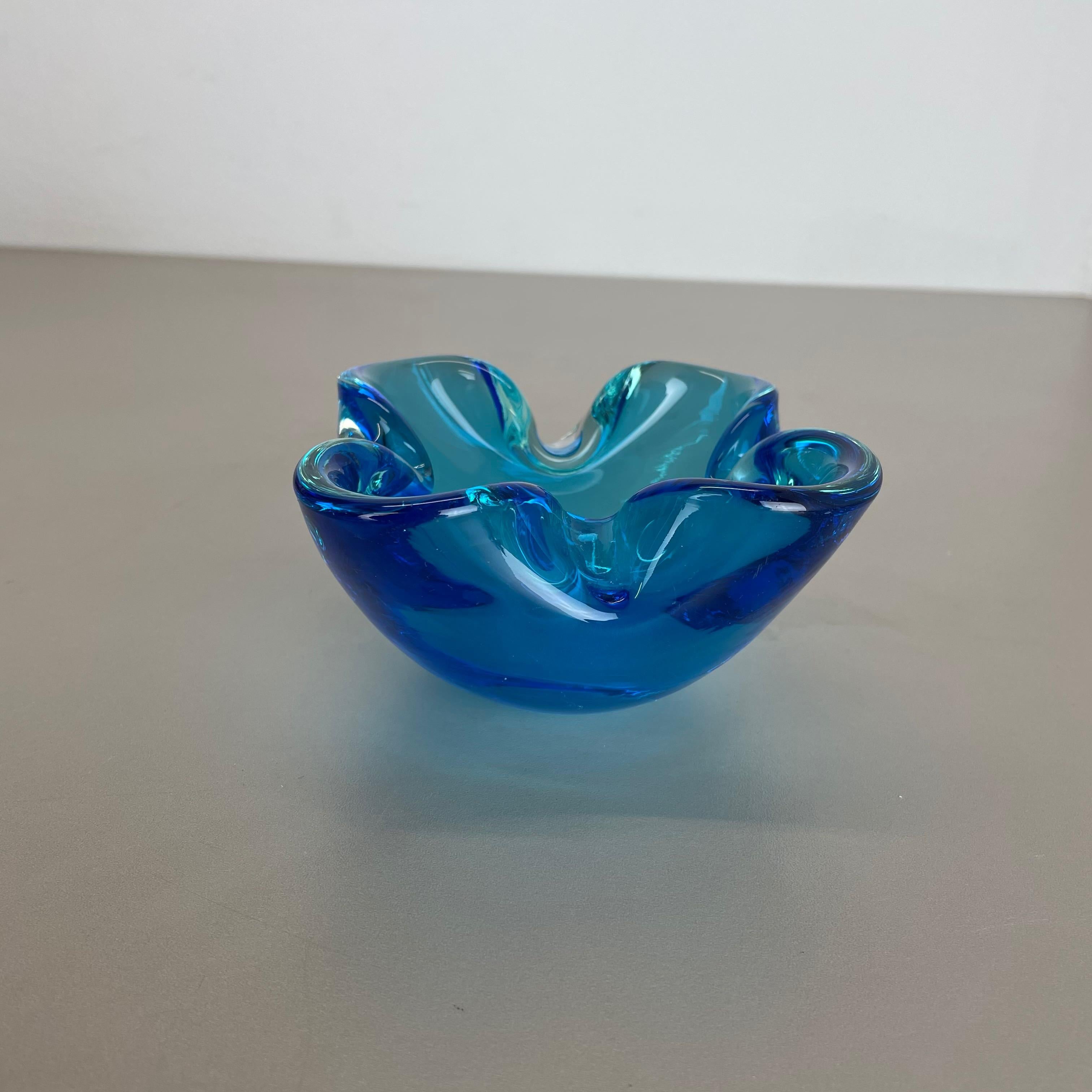 20ième siècle Cendrier en verre de Murano « bleu clair » rare avec éléments en coquille de bol, Murano, Italie, 1970 en vente