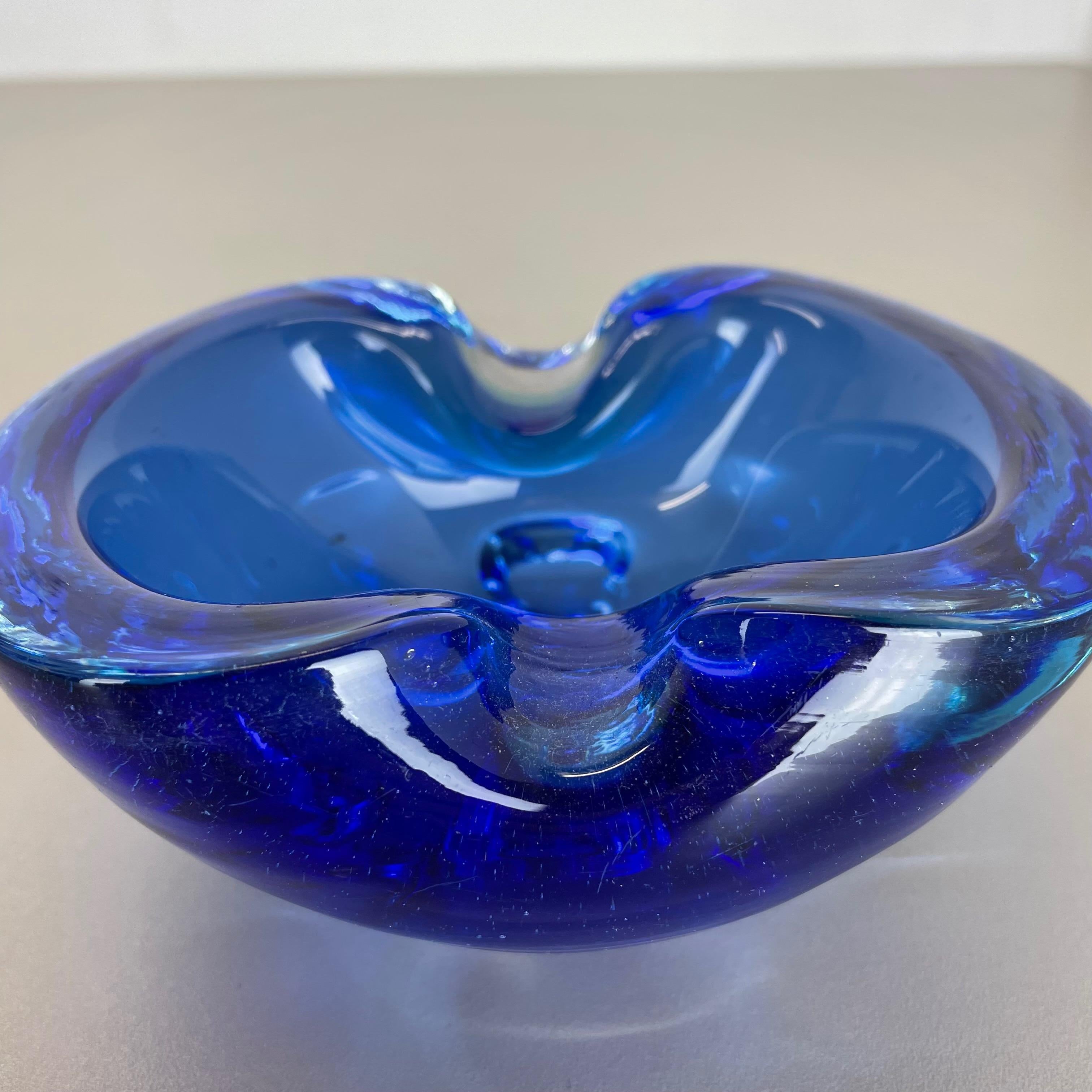 Verre de Murano Cendrier en verre de Murano « bleu clair » avec éléments en forme de coquillage, Italie, 1970 en vente