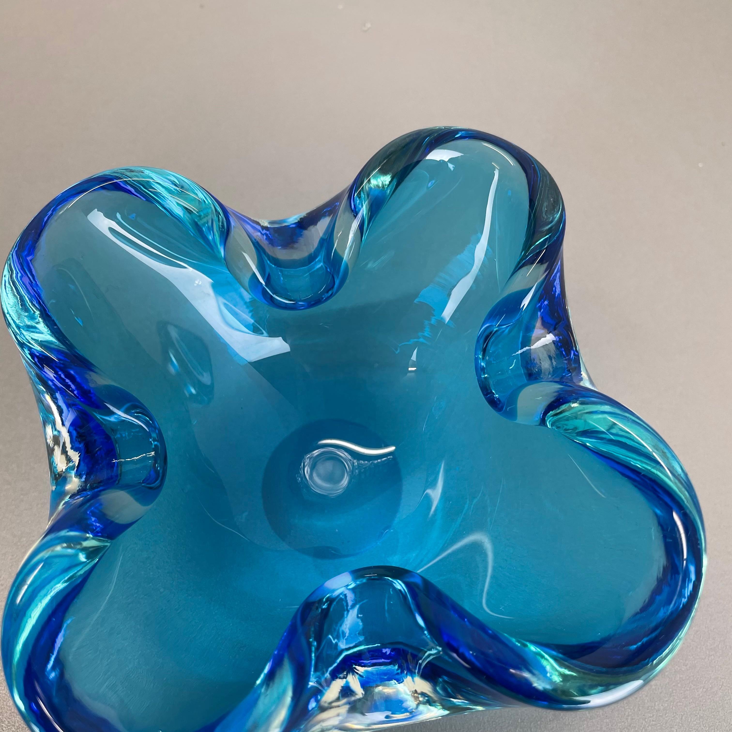 Cendrier en verre de Murano « bleu clair » rare avec éléments en coquille de bol, Murano, Italie, 1970 en vente 1