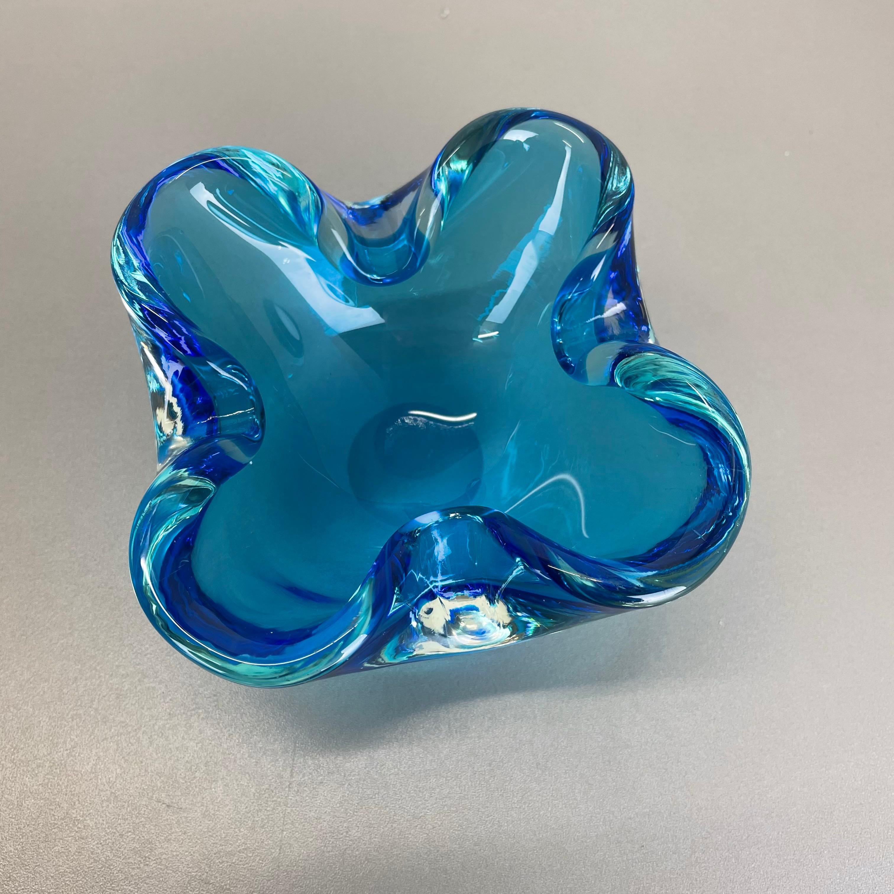 Cendrier en verre de Murano « bleu clair » rare avec éléments en coquille de bol, Murano, Italie, 1970 en vente 2