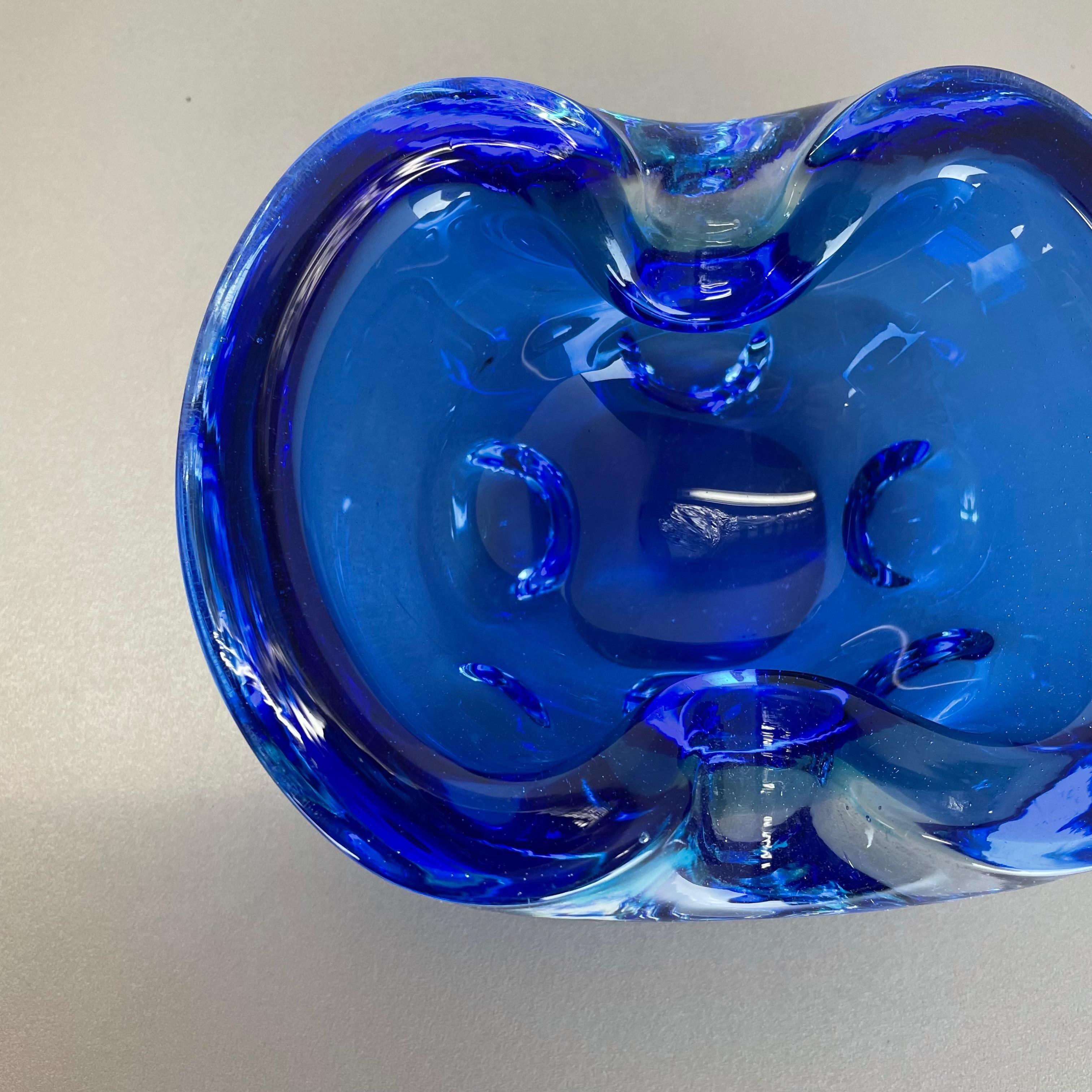 Cendrier en verre de Murano « bleu clair » avec éléments en forme de coquillage, Italie, 1970 en vente 2