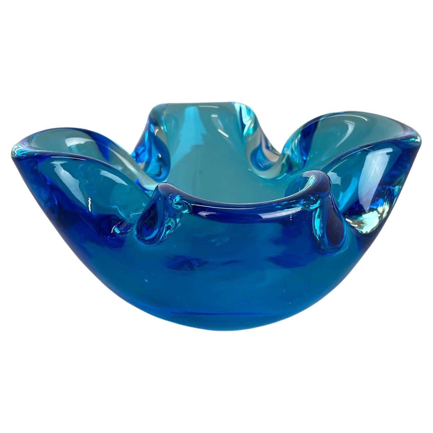 Cendrier en verre de Murano « bleu clair » rare avec éléments en coquille de bol, Murano, Italie, 1970
