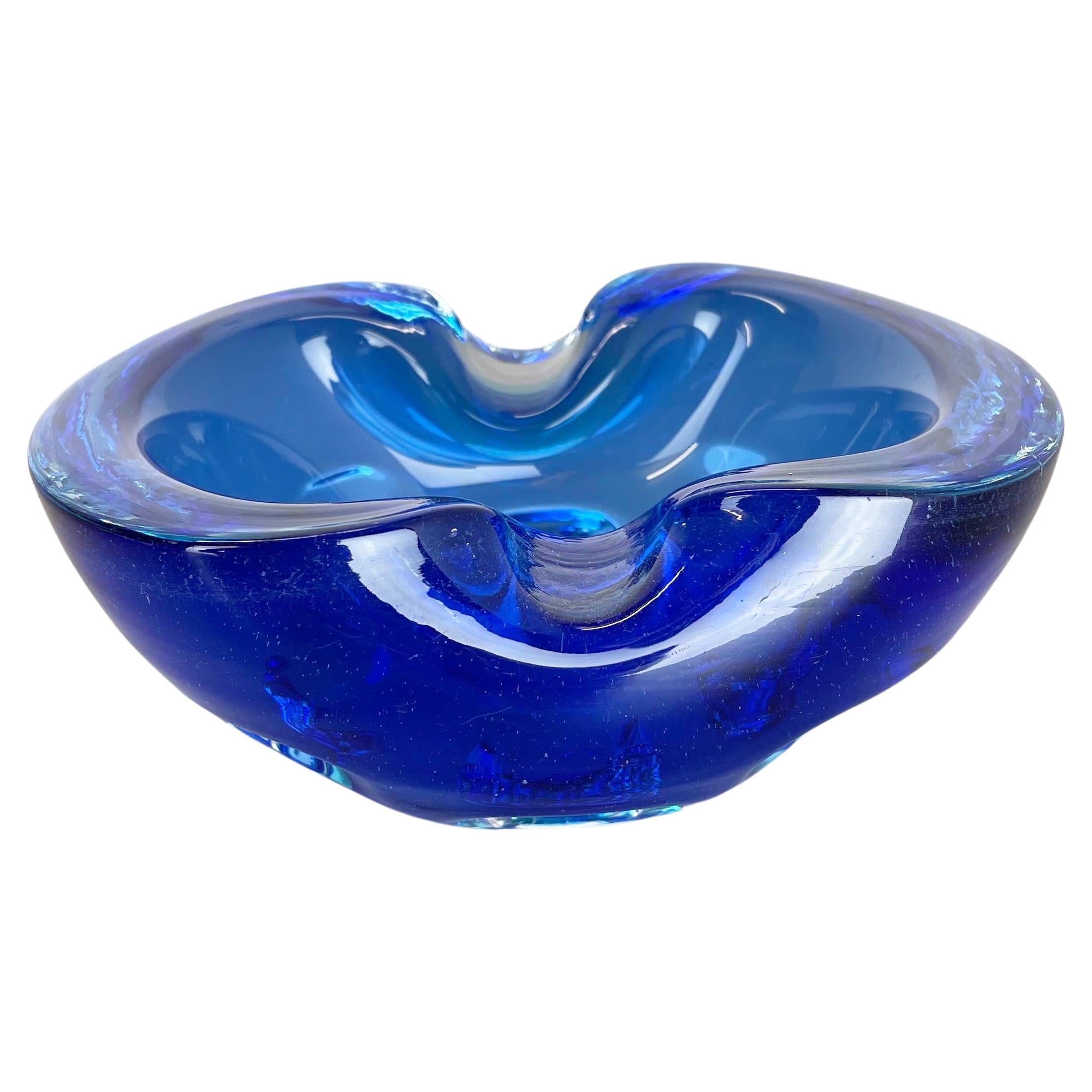Cendrier en verre de Murano « bleu clair » avec éléments en forme de coquillage, Italie, 1970