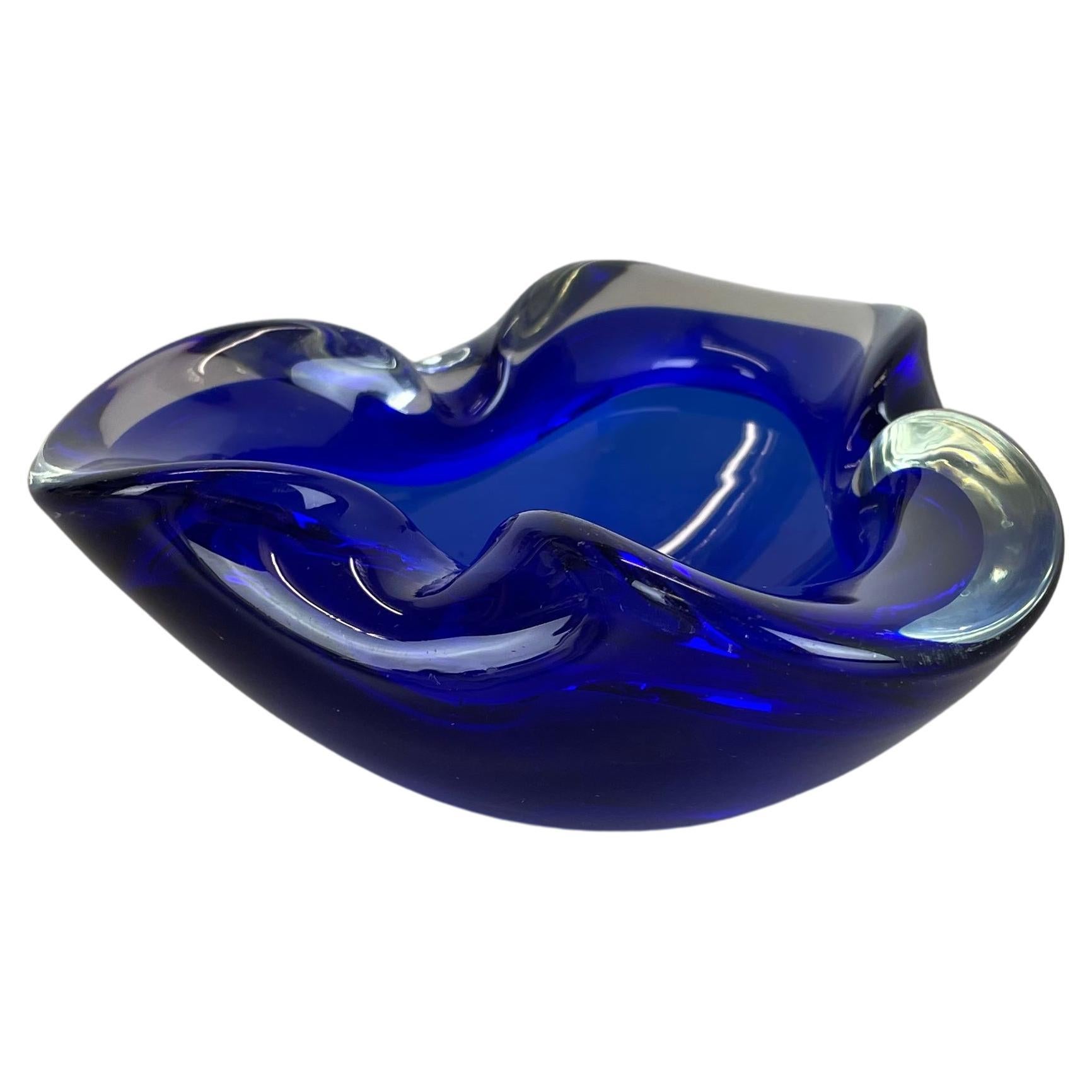 Cendrier en verre de Murano « bleu clair » rare avec éléments en coquillage, Murano, Italie, 1970