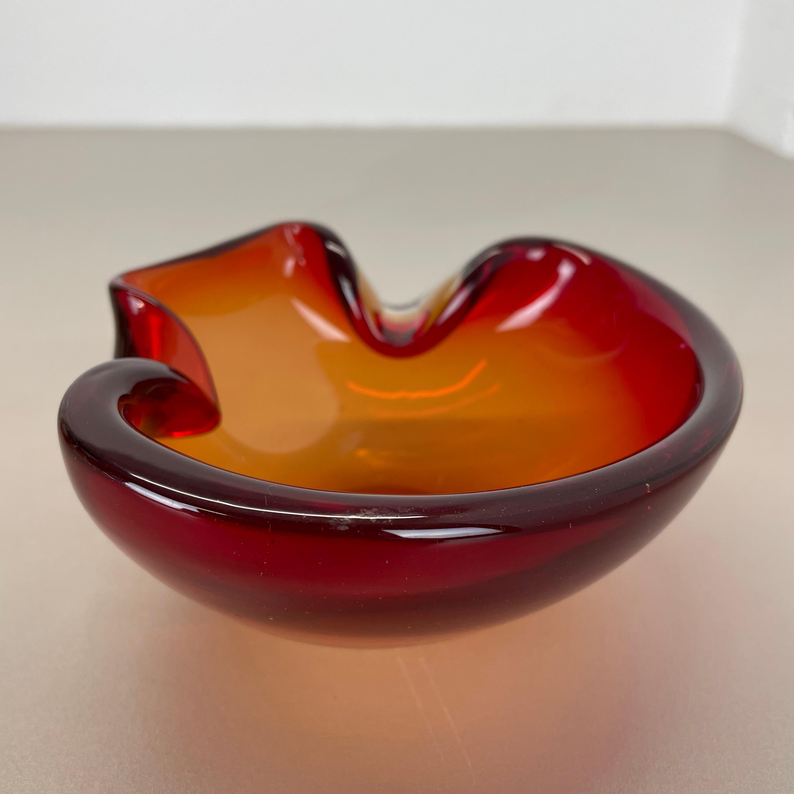 Rare verre de Murano rouge-jaune  Cendrier en forme de bol en coquillage de Murano, Italie, années 1970 en vente 4