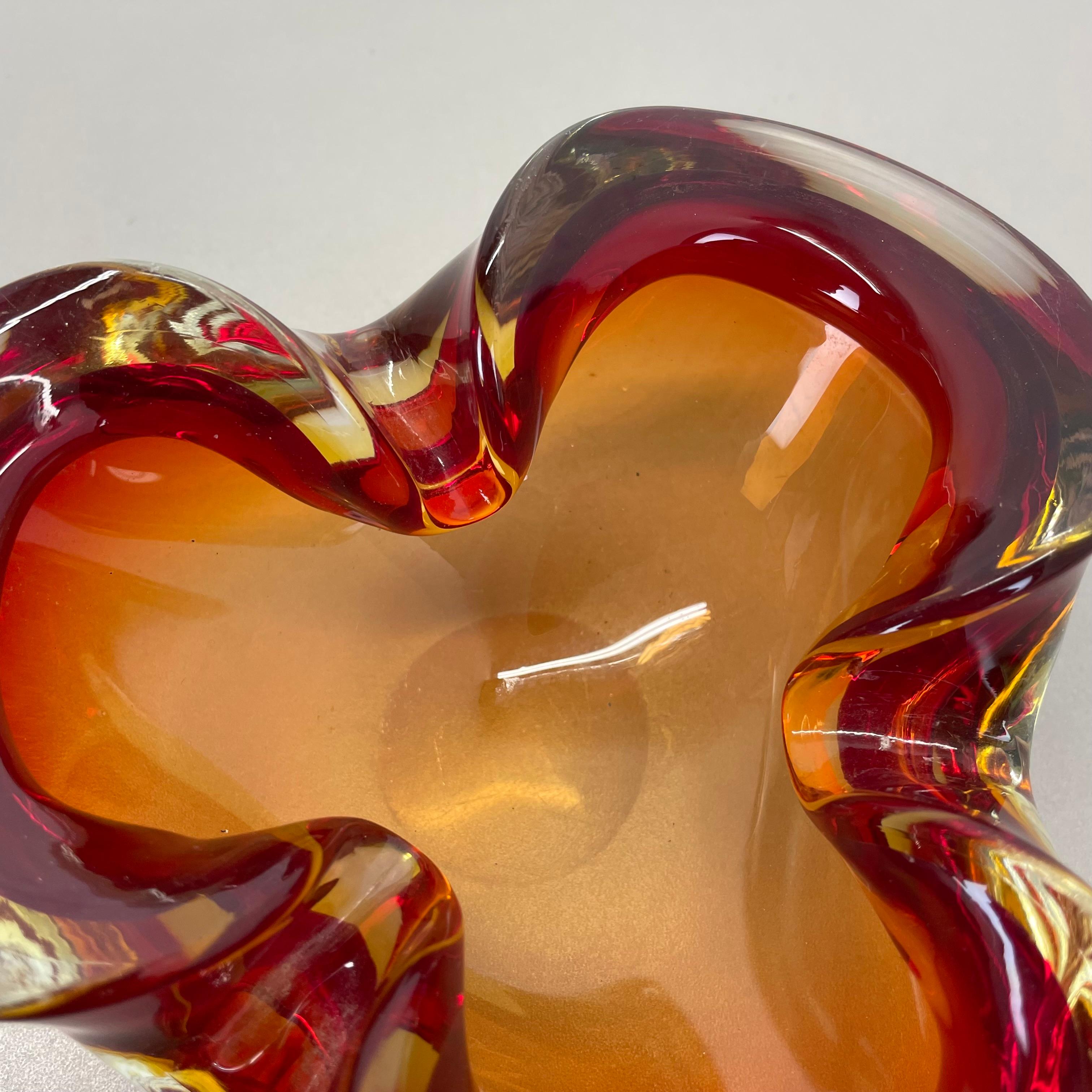 Rare verre de Murano rouge-jaune  Cendrier en forme de bol en coquillage de Murano, Italie, années 1970 en vente 5