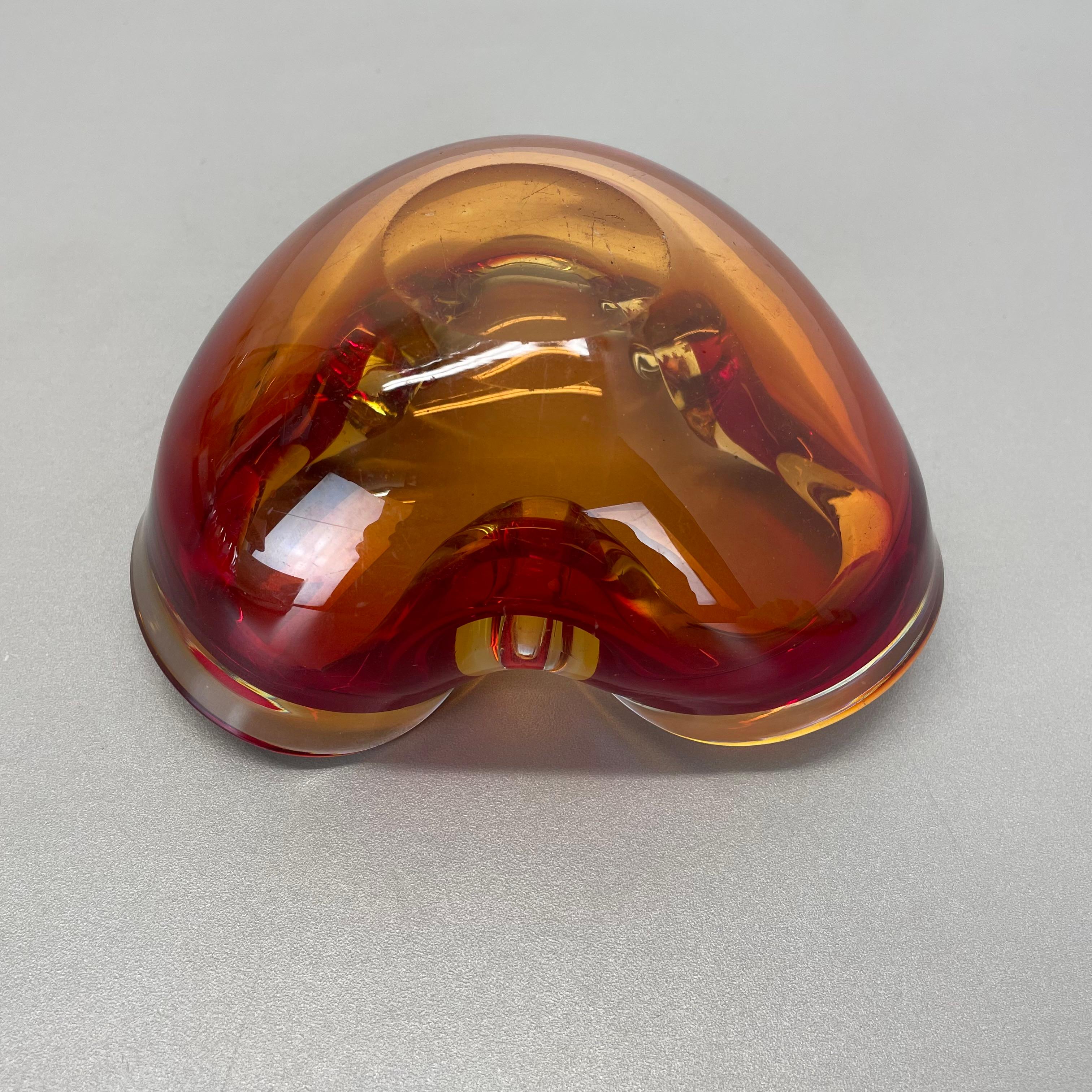 Rare verre de Murano rouge-jaune  Cendrier en forme de bol en coquillage de Murano, Italie, années 1970 en vente 11