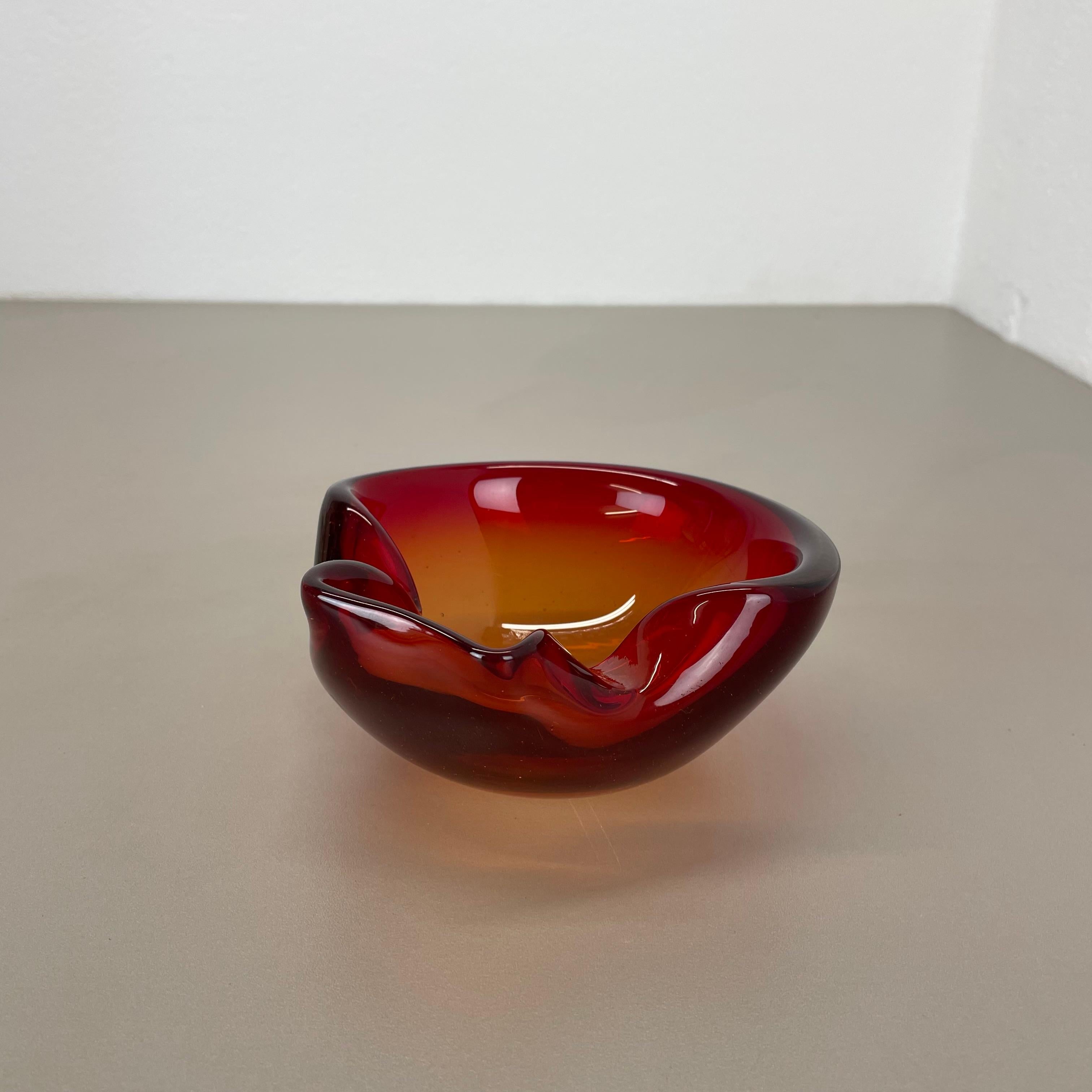 Article :

Coupe en verre de Murano, élément de cendrier


Origine :

Murano, Italie


Décennie :

1970s



Cet élément original de bol en verre vintage, cendrier, a été produit dans les années 1970 à Murano, en Italie. Elle est fabriquée selon la