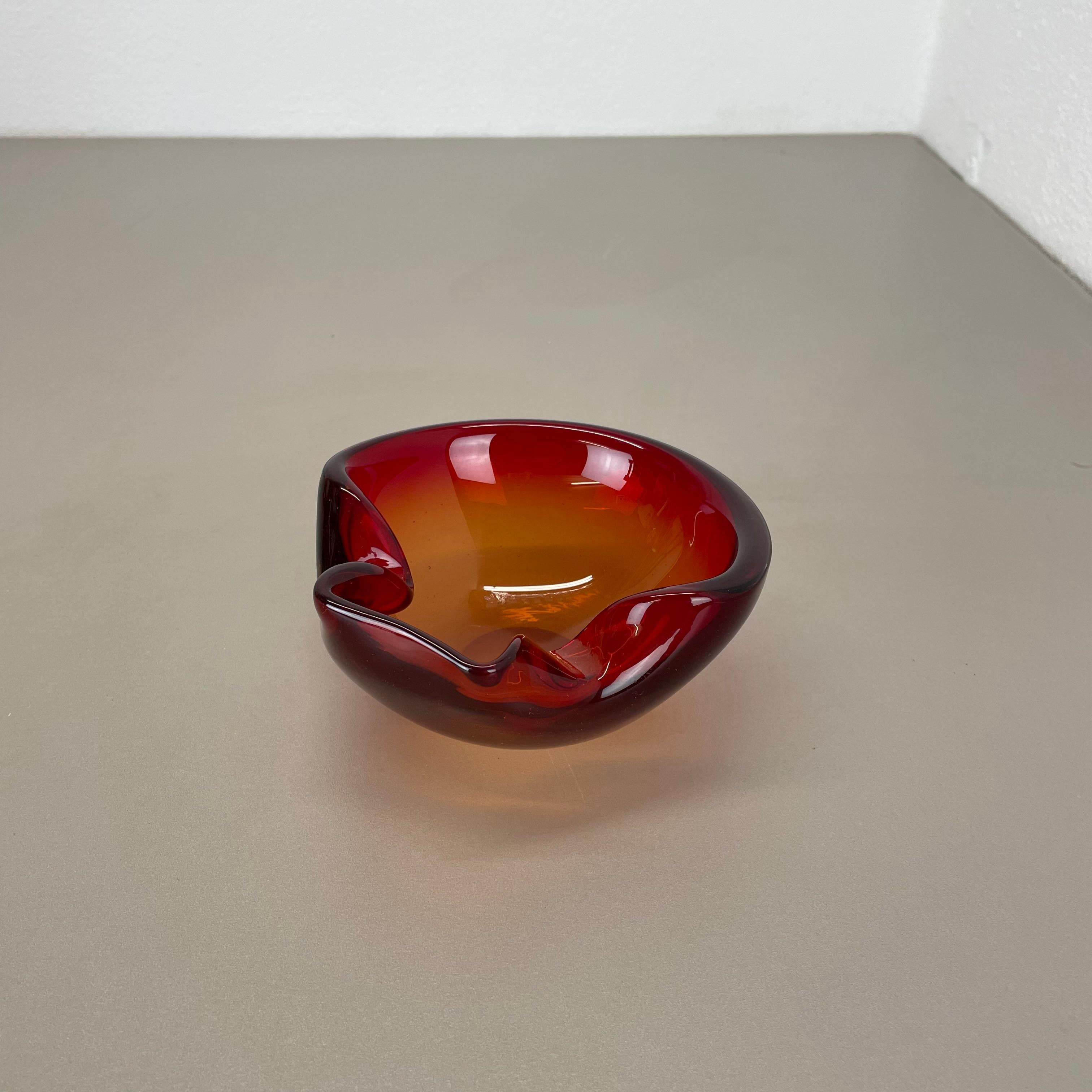 Mid-Century Modern Rare verre de Murano rouge-jaune  Cendrier en forme de bol en coquillage de Murano, Italie, années 1970 en vente