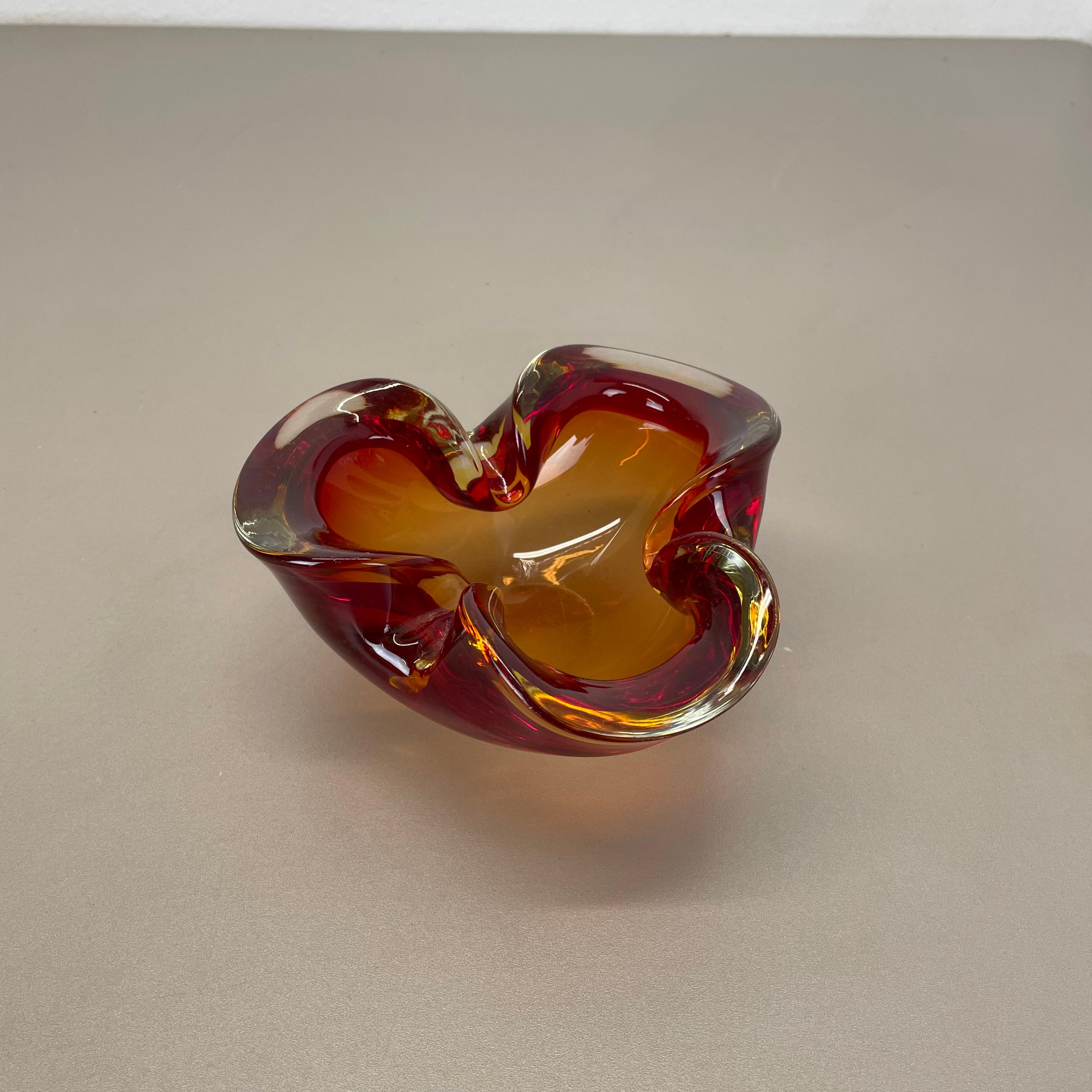 Mid-Century Modern Rare verre de Murano rouge-jaune  Cendrier en forme de bol en coquillage de Murano, Italie, années 1970 en vente