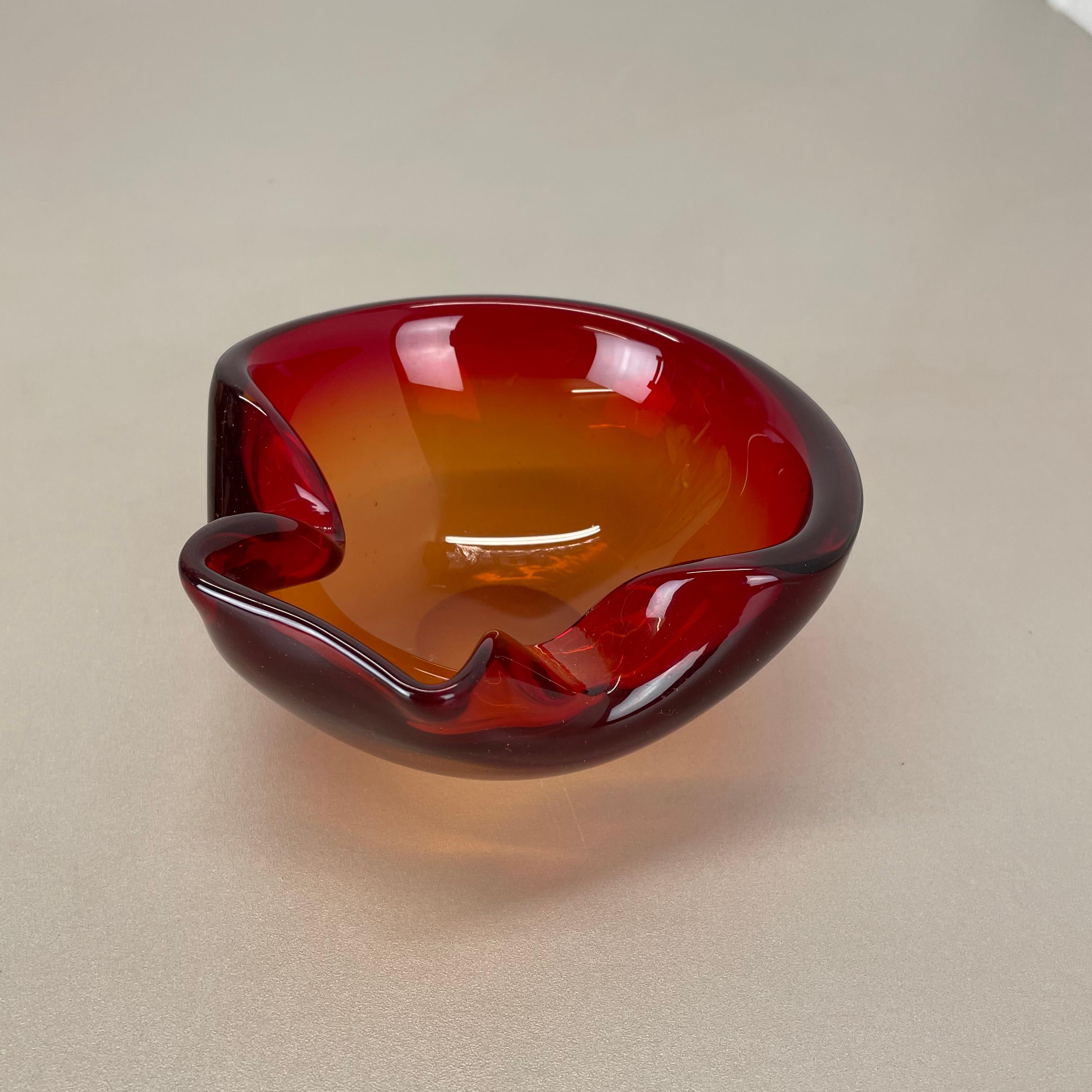 italien Rare verre de Murano rouge-jaune  Cendrier en forme de bol en coquillage de Murano, Italie, années 1970 en vente