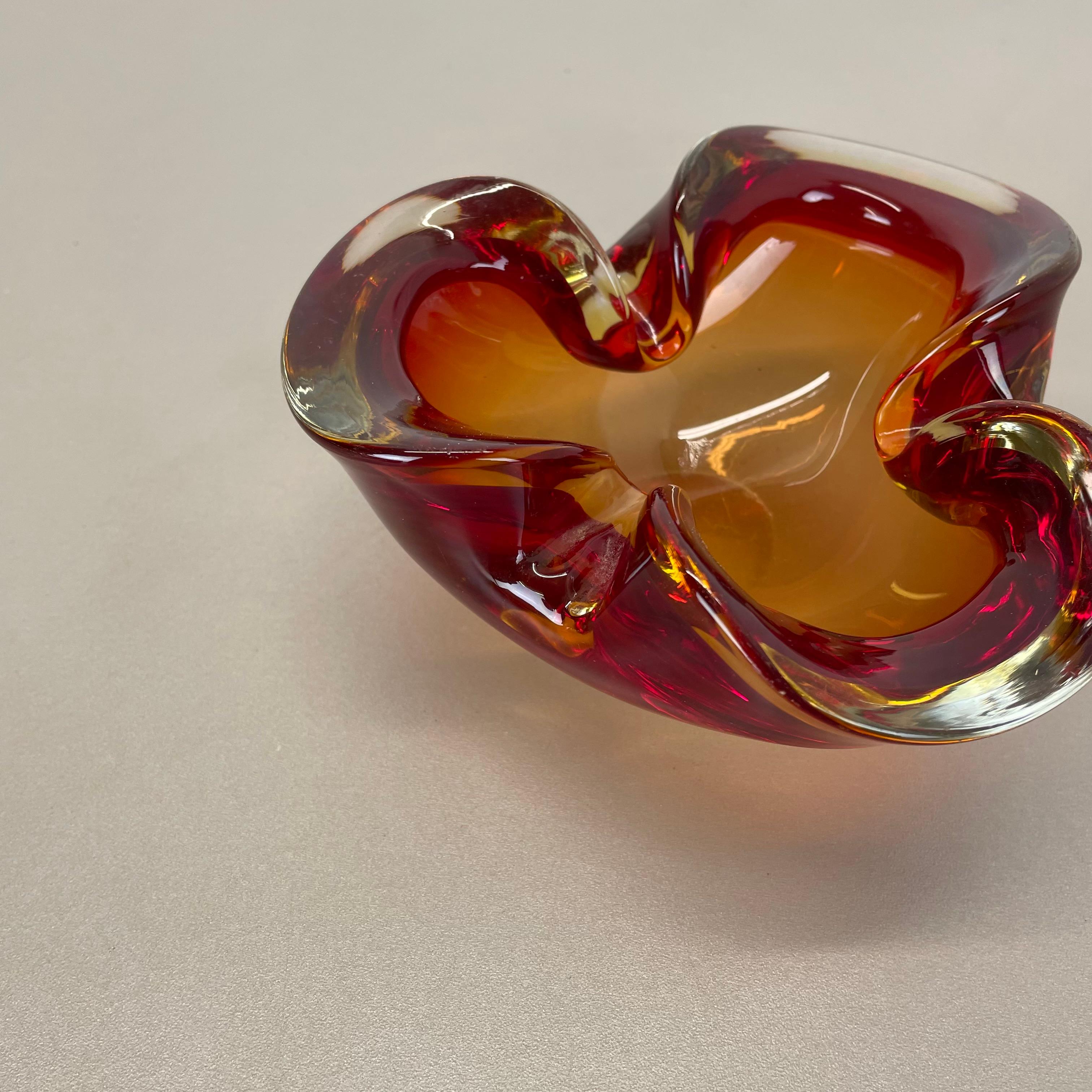 italien Rare verre de Murano rouge-jaune  Cendrier en forme de bol en coquillage de Murano, Italie, années 1970 en vente