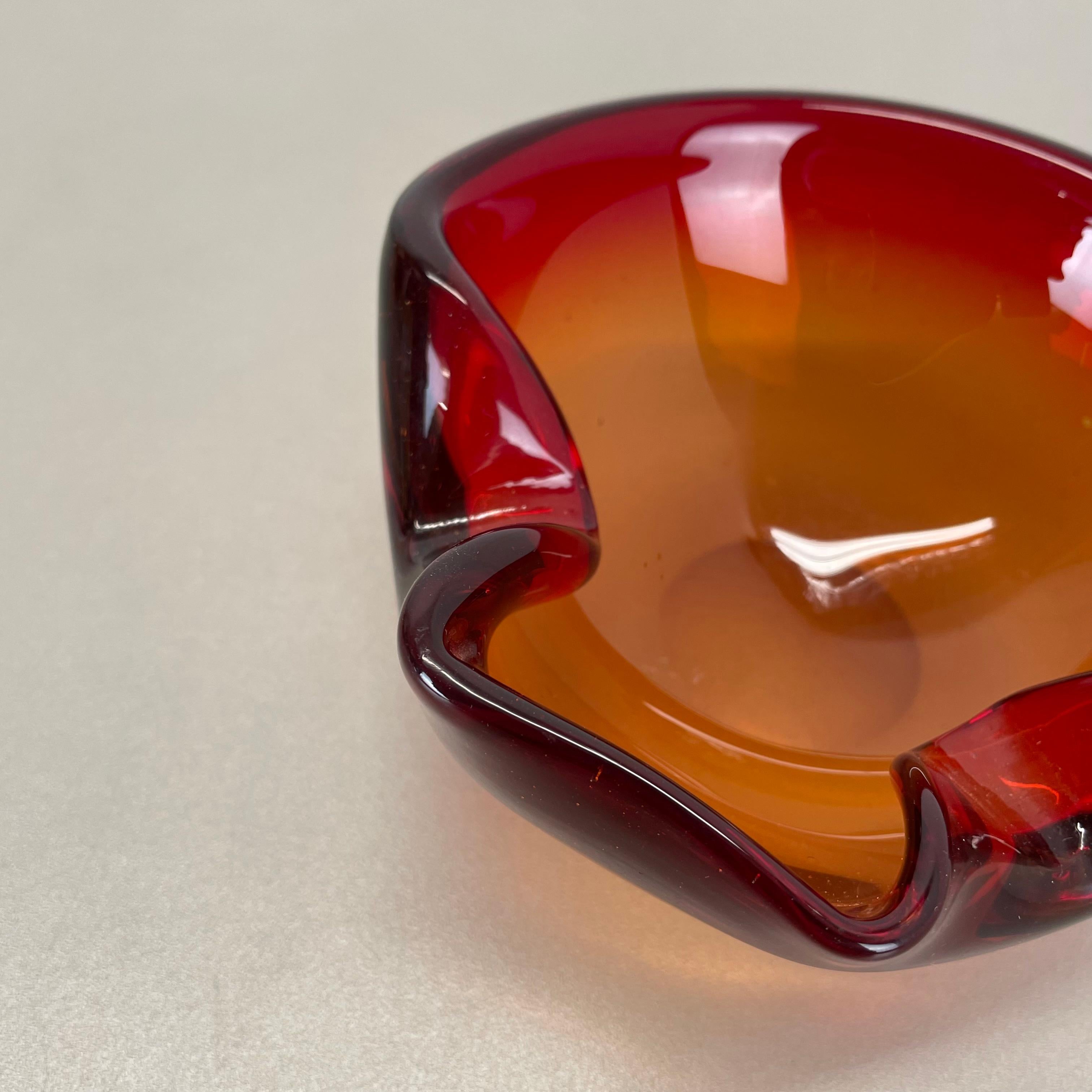 Rare verre de Murano rouge-jaune  Cendrier en forme de bol en coquillage de Murano, Italie, années 1970 Bon état - En vente à Kirchlengern, DE