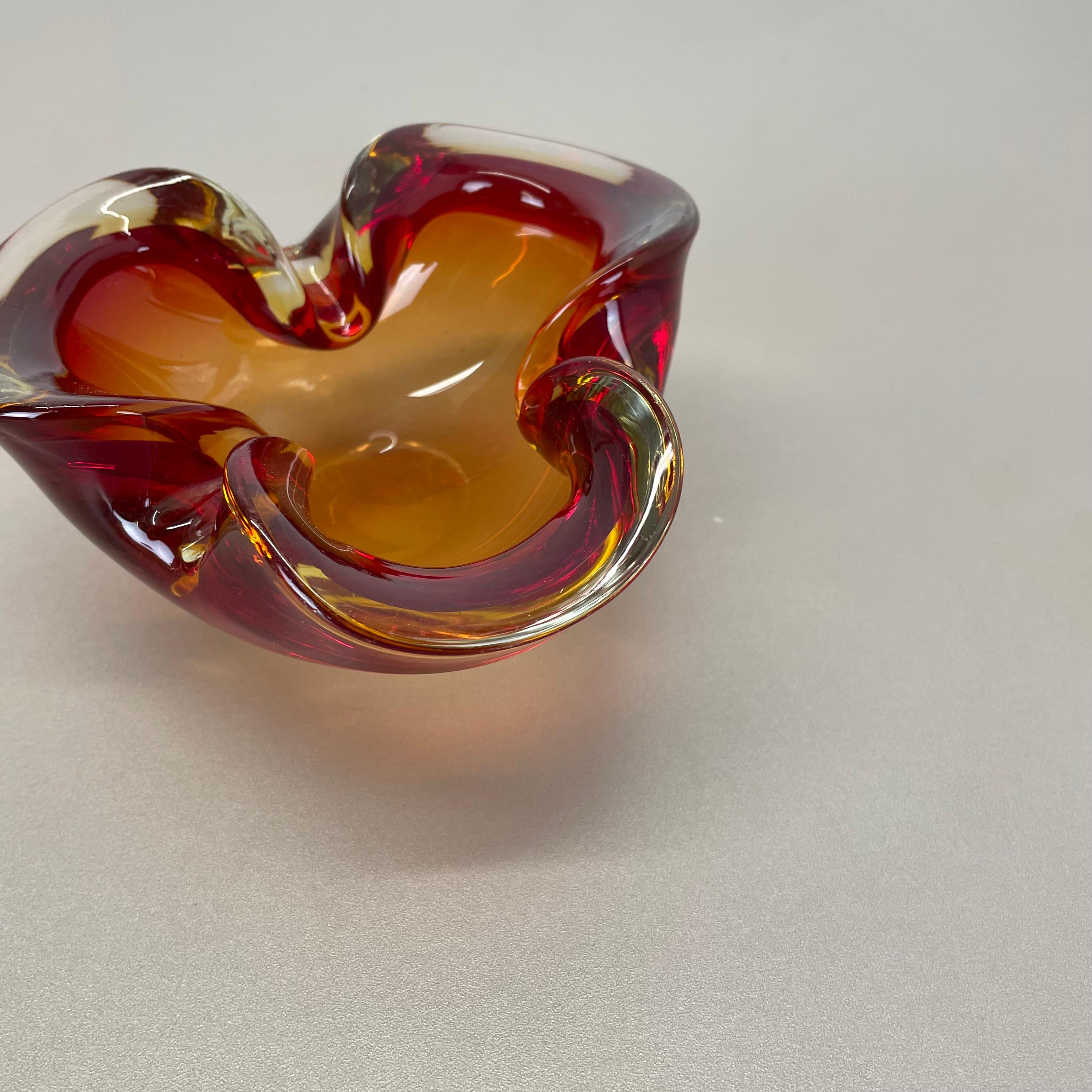 Rare verre de Murano rouge-jaune  Cendrier en forme de bol en coquillage de Murano, Italie, années 1970 Bon état - En vente à Kirchlengern, DE