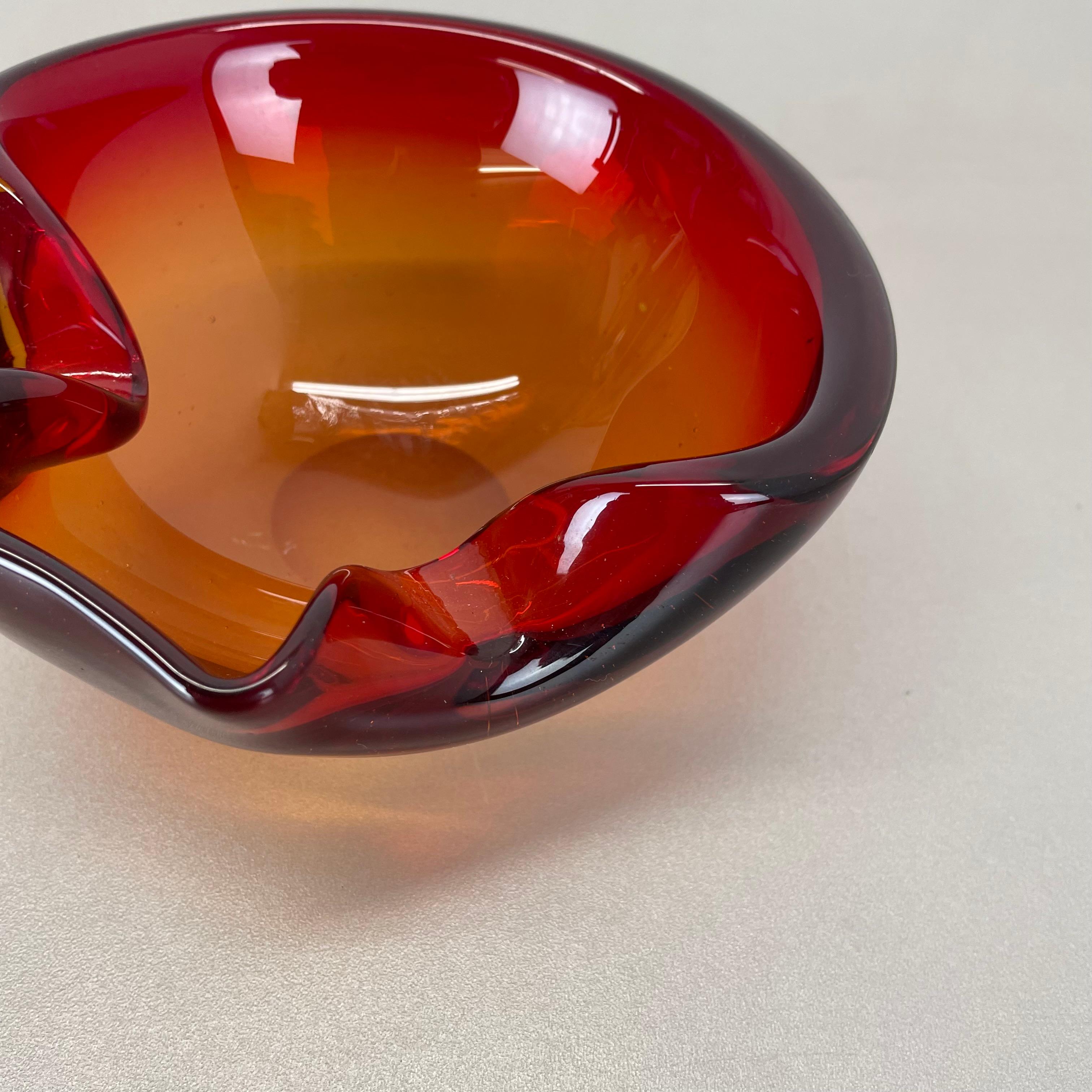 20ième siècle Rare verre de Murano rouge-jaune  Cendrier en forme de bol en coquillage de Murano, Italie, années 1970 en vente
