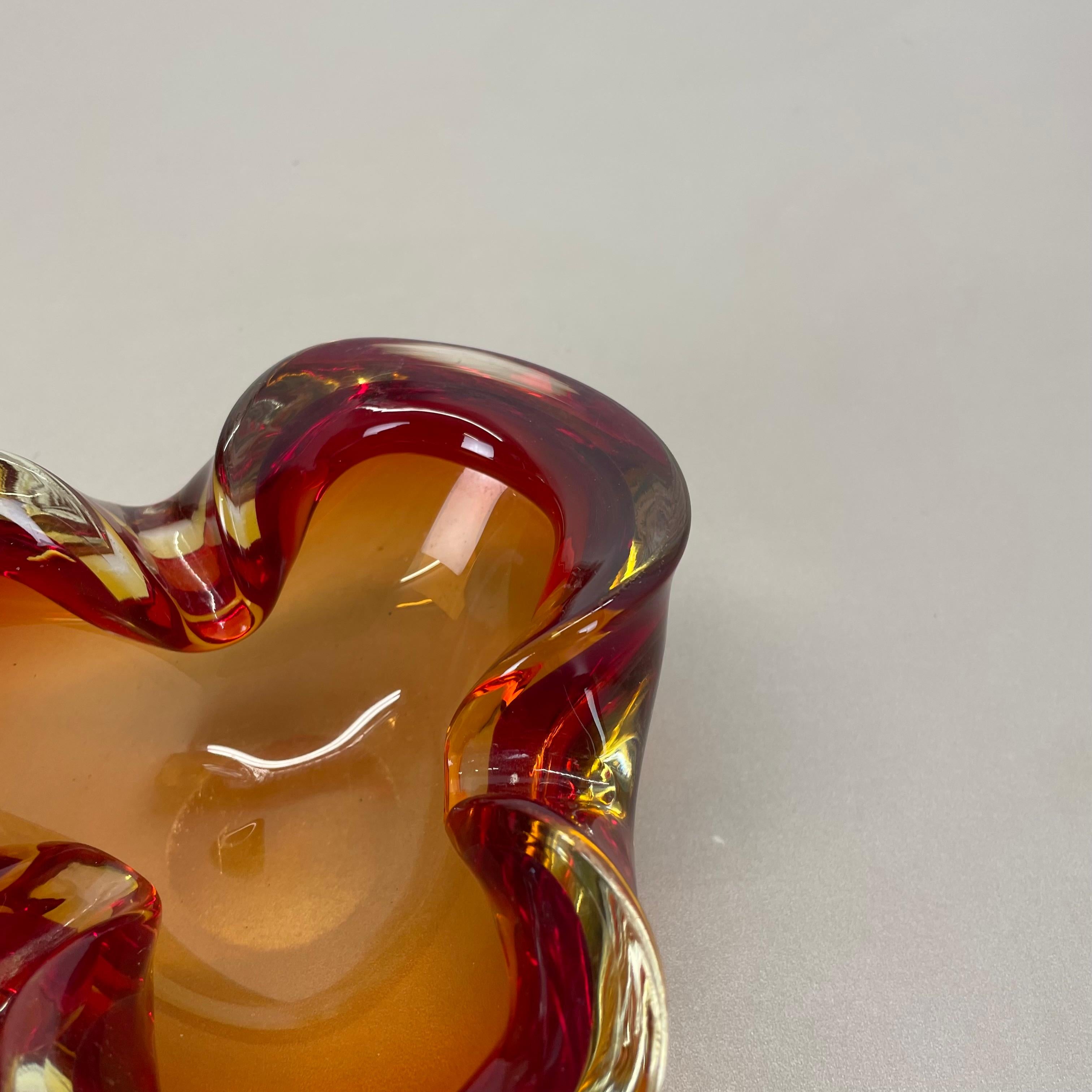 20ième siècle Rare verre de Murano rouge-jaune  Cendrier en forme de bol en coquillage de Murano, Italie, années 1970 en vente