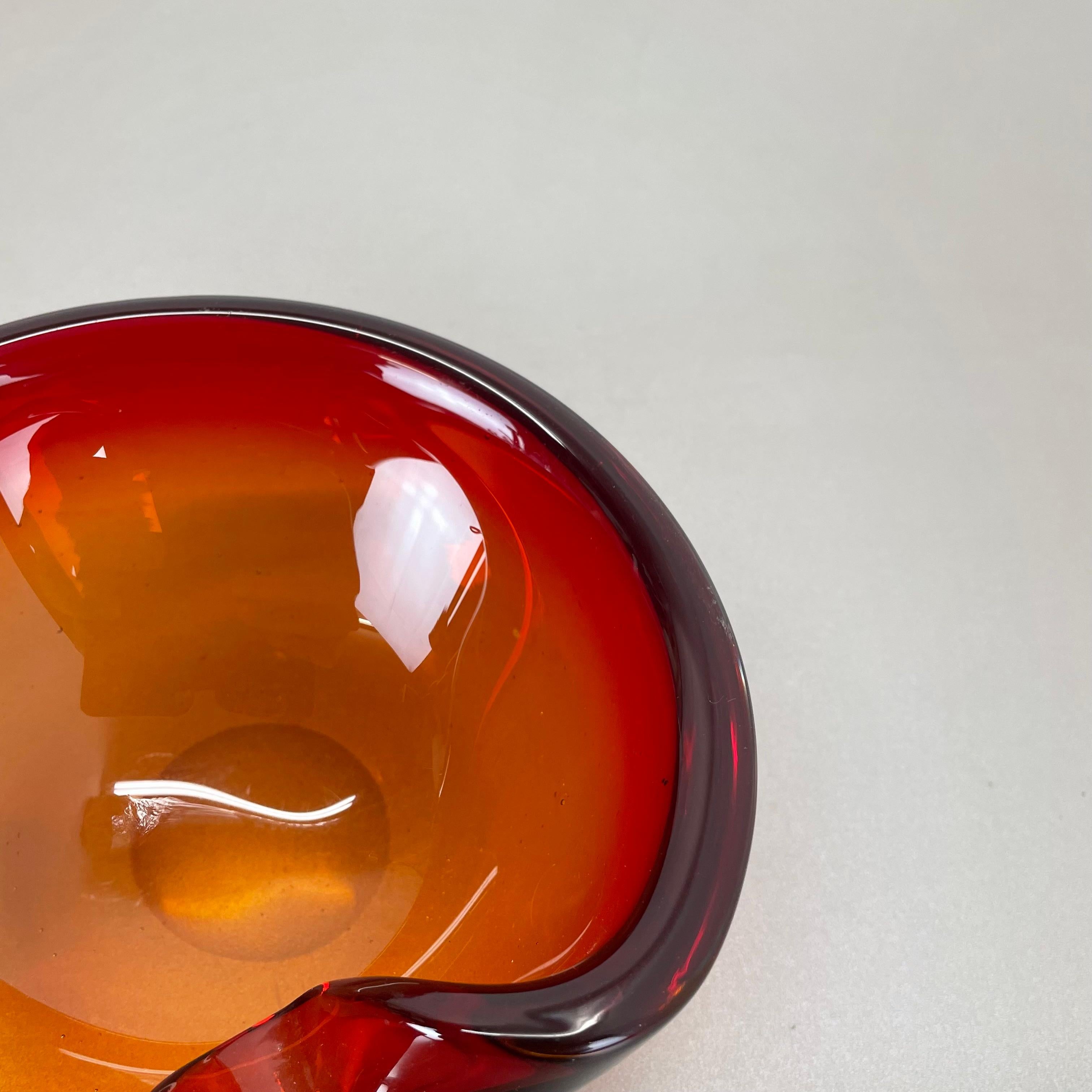 Verre de Murano Rare verre de Murano rouge-jaune  Cendrier en forme de bol en coquillage de Murano, Italie, années 1970 en vente