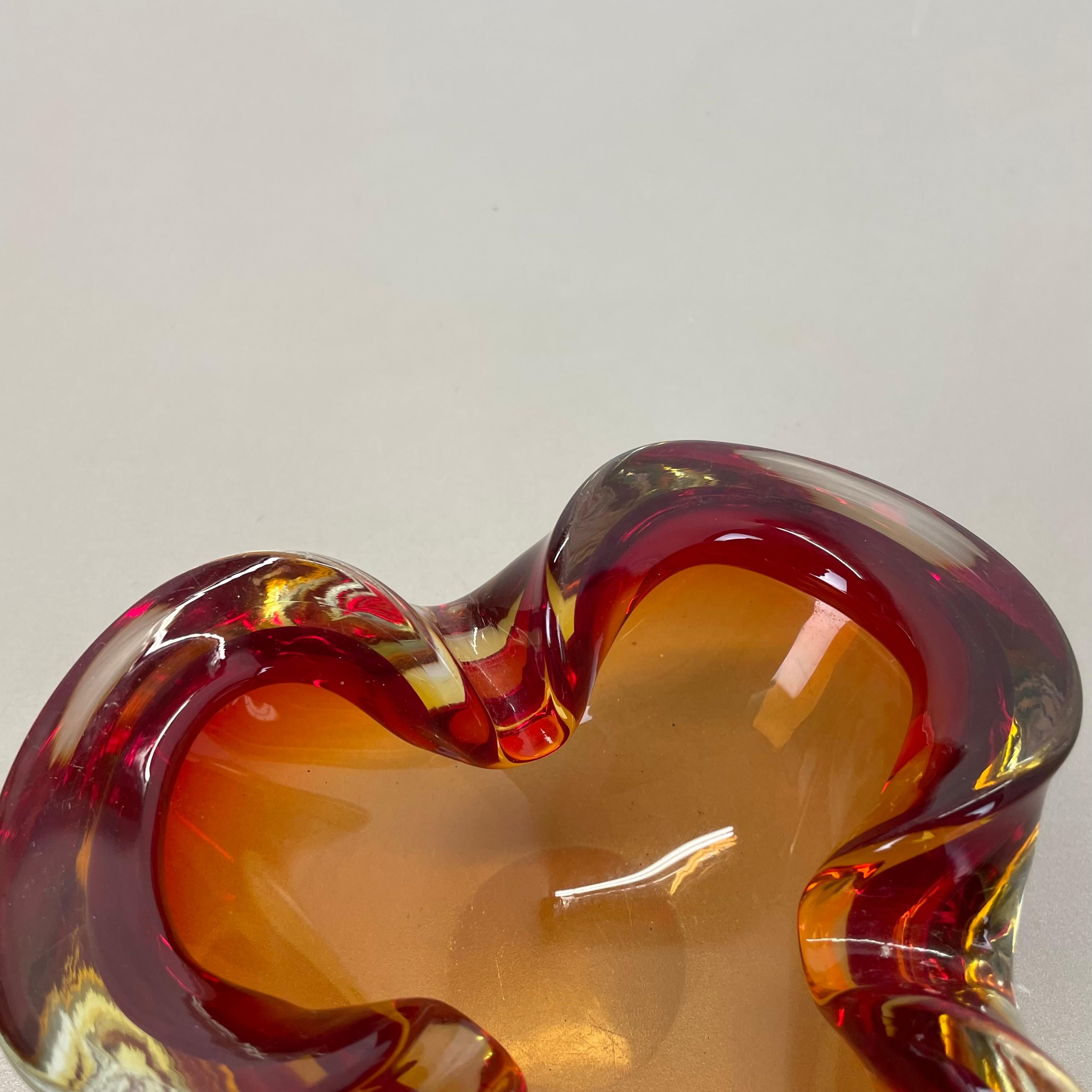 Verre de Murano Rare verre de Murano rouge-jaune  Cendrier en forme de bol en coquillage de Murano, Italie, années 1970 en vente