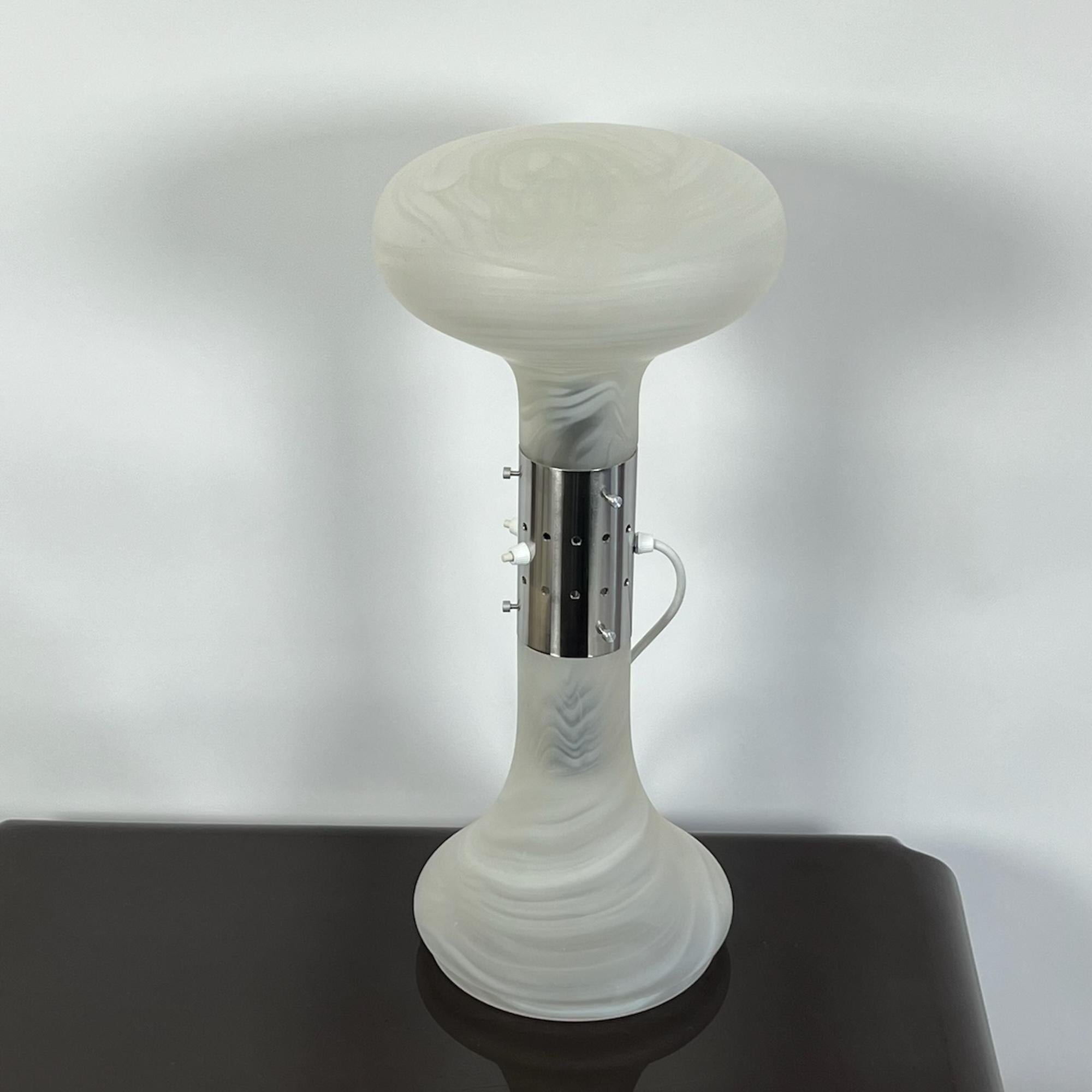 Illuminez votre espace avec l'allure des lampes vintage des années 70, incarnée par cette rare lampe de table 