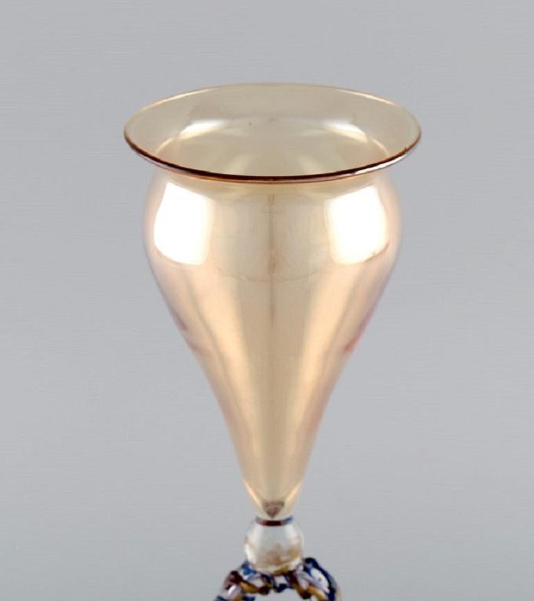 Seltenes Muranoglas / Vase aus mundgeblasenem Kunstglas. 
1960s / 70s.
Maße: 27 x 8,5 cm.
In ausgezeichnetem Zustand.
Aufkleber.