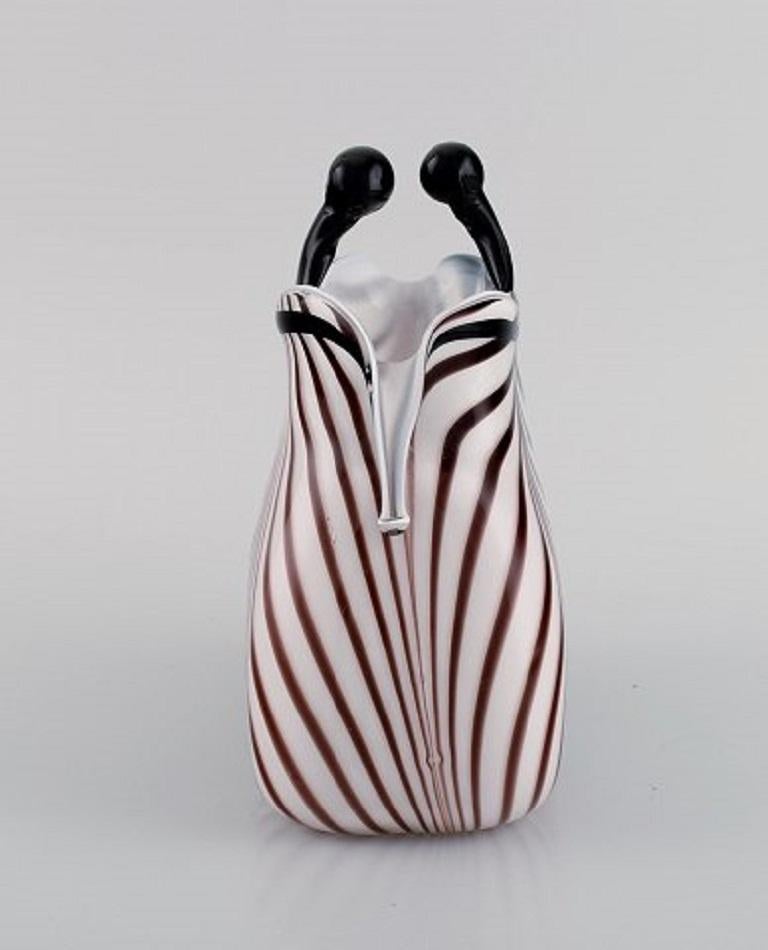 Rare Murano handbag in mouth-blown art glass. Italian design, 1960s.
Measures: 18 x 17 cm.
In excellent condition.