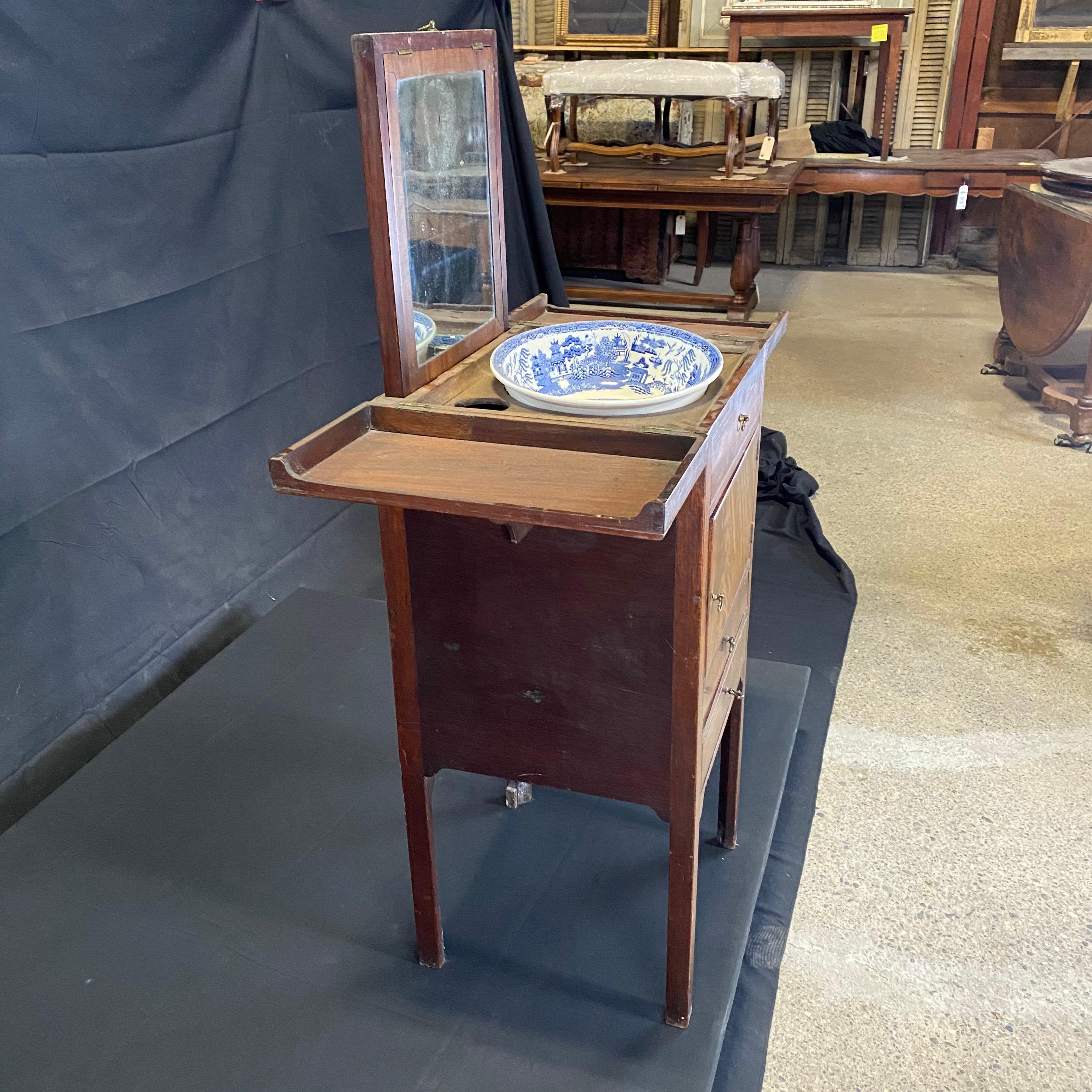 Antique quality Georgian walnut washstand, nightstand or bedside table circa 1810. Great rare item with center British Willow ware washbowl and one of two cups (not original to the piece), over a faux drawer, cabinet with a door, and two drawers