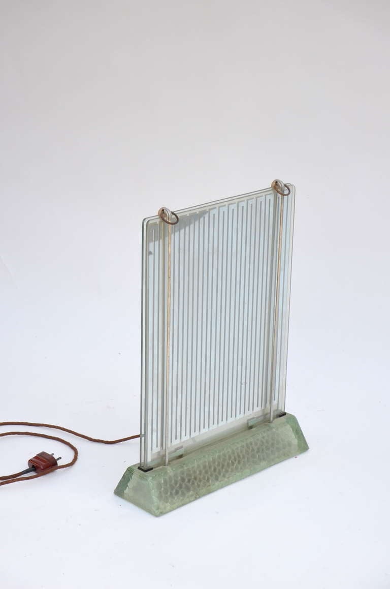 Radiateur en verre, modèle Radiaver conçu par René Coulon (architecte français) pour Saint Gobain. Conçu en 1937 et fabriqué jusqu'en 1952. Réalisé pour l'exposition industrielle de 1937 EDF Electropolis. Plaques en verre double et pieds éclairés.