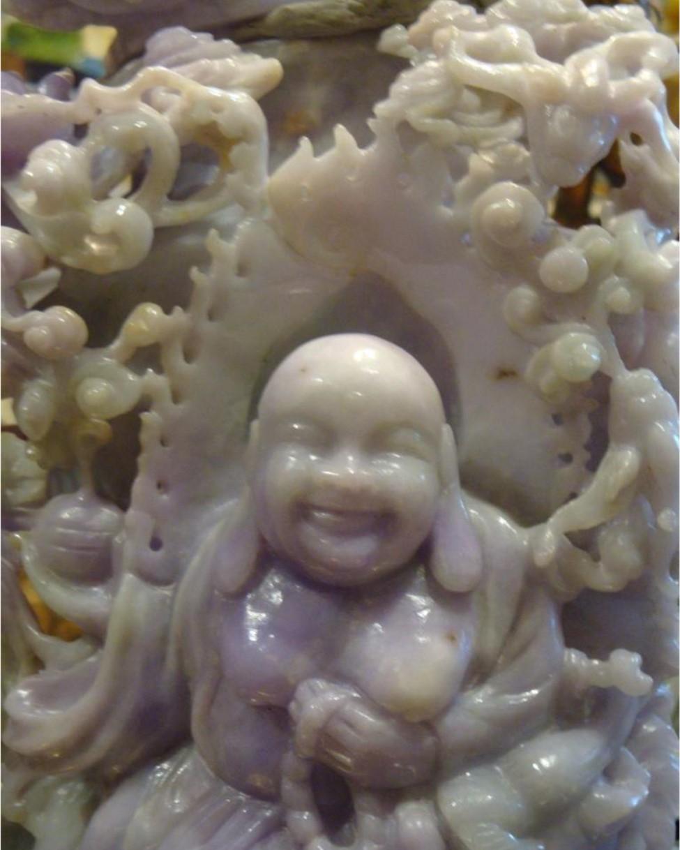 El siguiente artículo que ofrecemos es un raro grupo de jadeíta verde y lavanda tallado a mano, grande y muy elaborado, con calidad de museo, tallado como un jarrón de balaustre cubierto con una figura de Buda rodeada de una mandorla en llamas en la