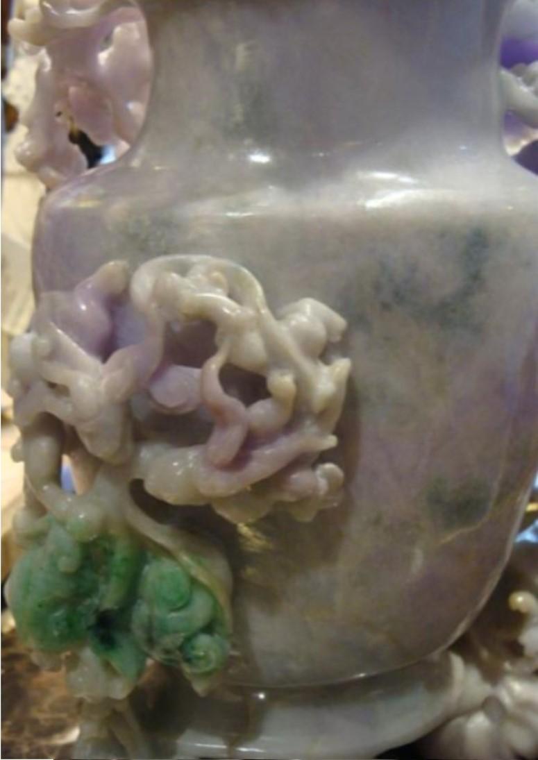 Rara escultura de buda de jadeíta verde lavanda natural tallada con calidad de museo Corte mixto en venta