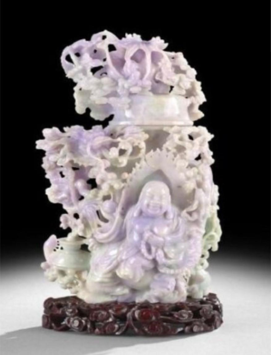 Rara escultura de buda de jadeíta verde lavanda natural tallada con calidad de museo en Bueno estado para la venta en New York, NY