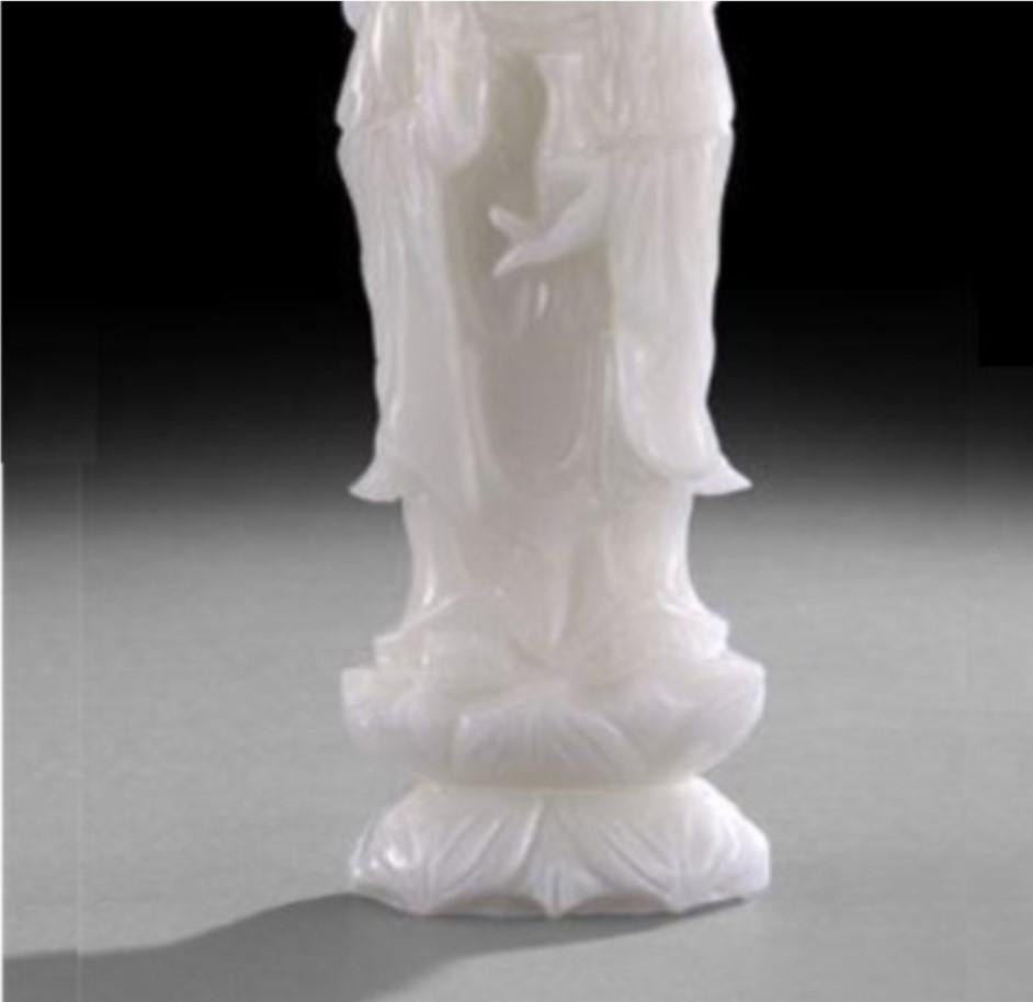Seltene natürliche geschnitzte Quan Yin Guanyin-Skulptur aus weißem Jadeit und Jade in Museumsqualität im Zustand „Hervorragend“ im Angebot in New York, NY