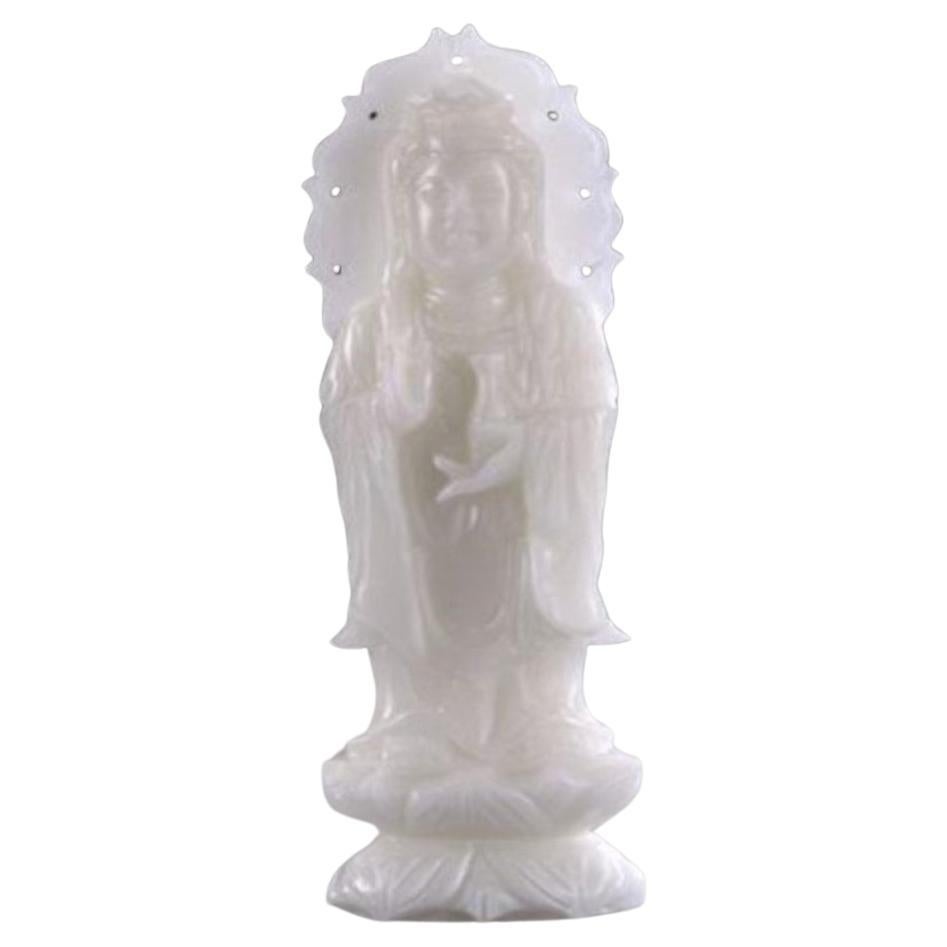 Seltene natürliche geschnitzte Quan Yin Guanyin-Skulptur aus weißem Jadeit und Jade in Museumsqualität im Angebot