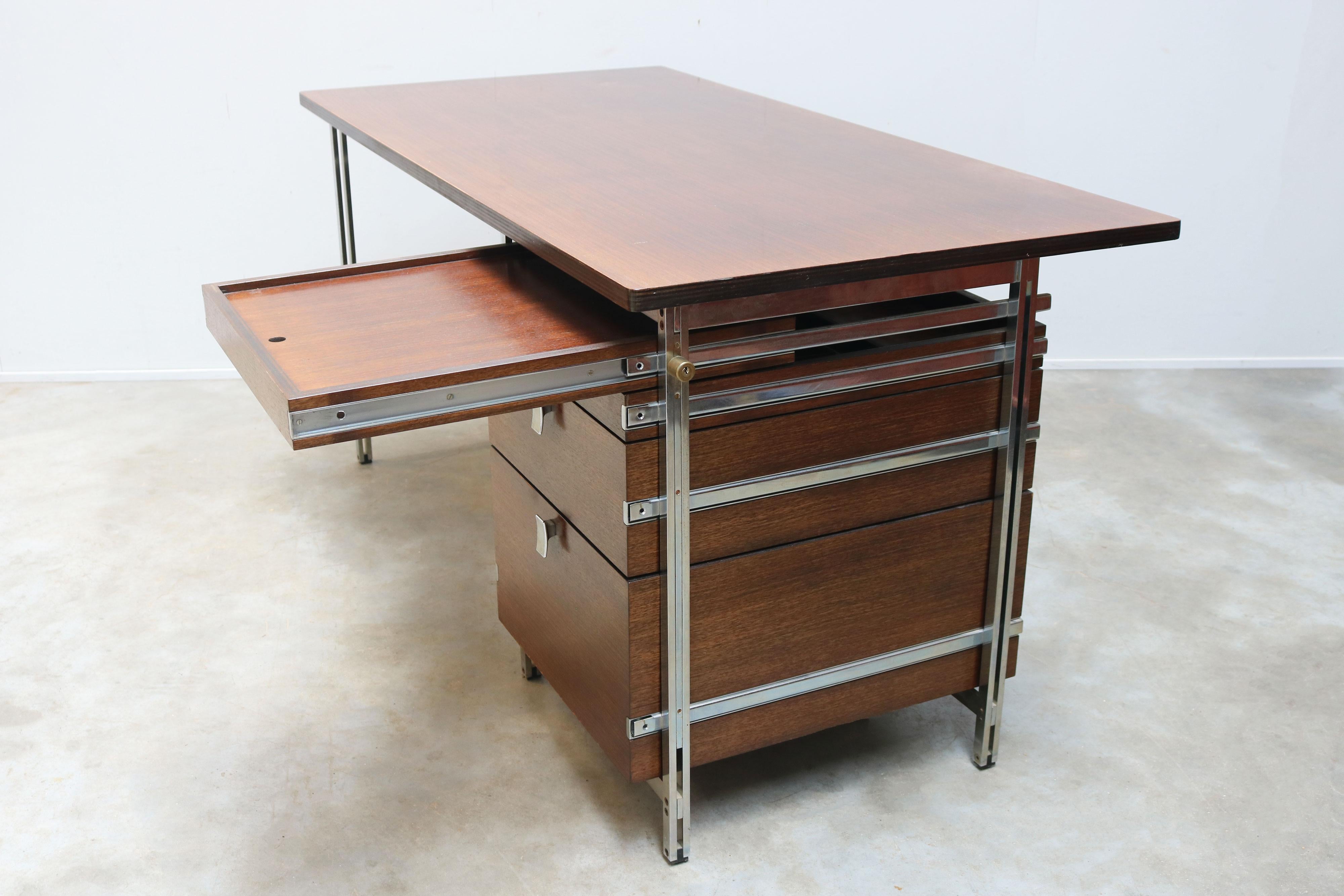 Rare Mutenyé wood design desk by Jules Wabbes for Mobilier Universel 1960 For Sale 8
