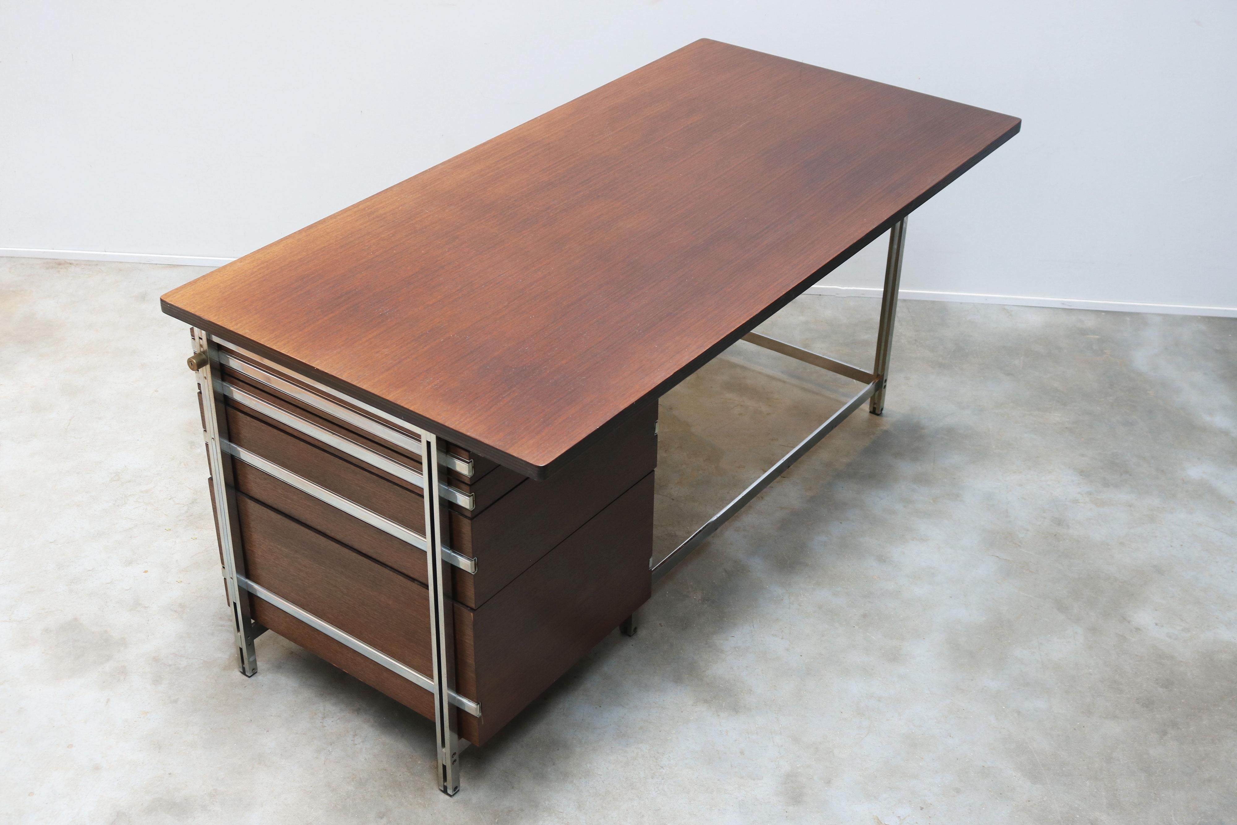 Rare Mutenyé wood design desk by Jules Wabbes for Mobilier Universel 1960 For Sale 9
