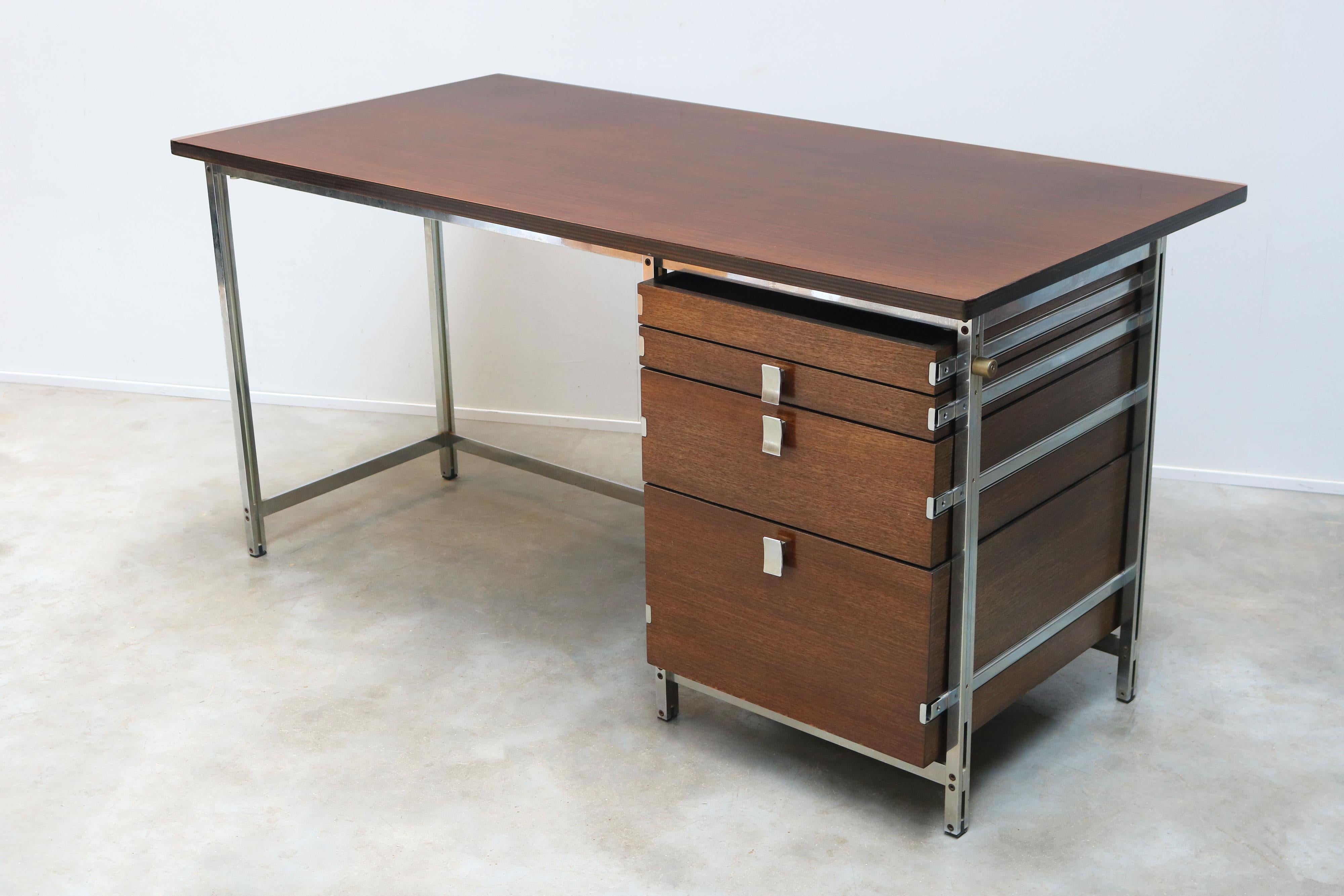 Experience the elegance of mid-century modern design with the Jules Wabbes desk for Mobilier Universel. This piece is a testament to refined taste and meticulous craftsmanship produced in 1960. 

Beautifully designed desk by one of Belgium's most