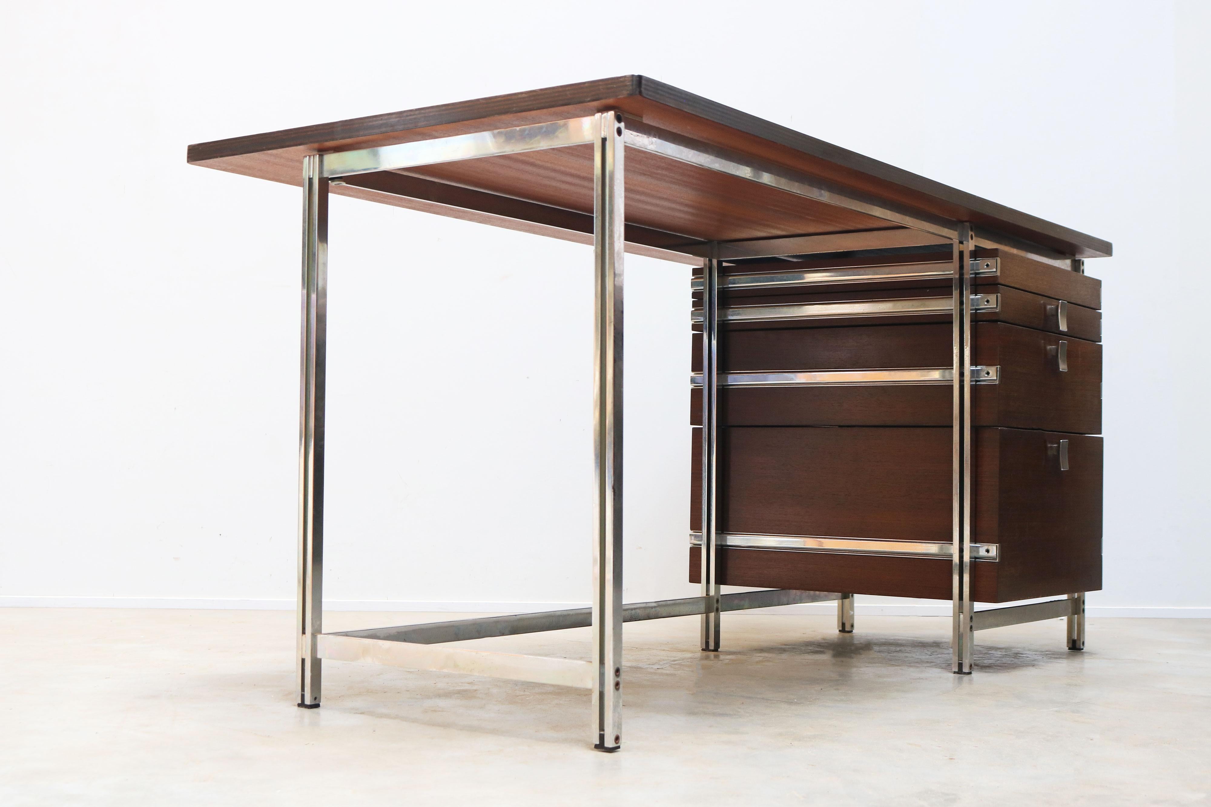 Hand-Crafted Rare Mutenyé wood design desk by Jules Wabbes for Mobilier Universel 1960 For Sale