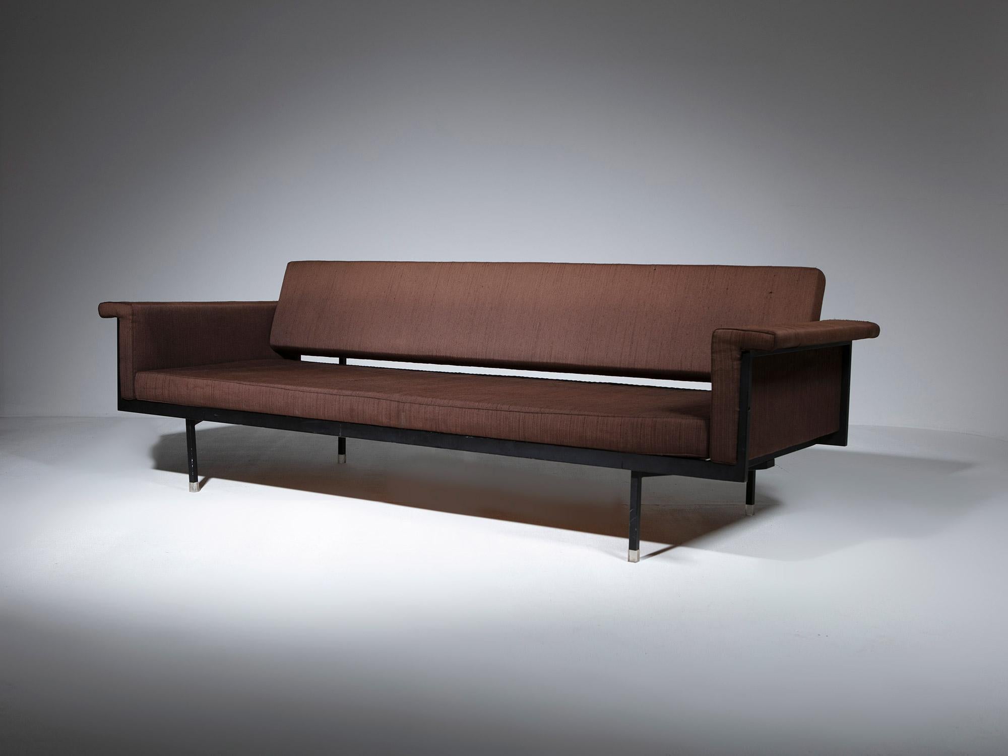 Tagesbett Naeko von Kazuhide Takahama für Gavina.
Frühe Ausführung mit Metallgestell, Plexiglasfüßen und Drehmechanismus der Rückenlehne, der es ermöglicht, das Sofa als Einzelbett in Standardgröße zu verwenden.
Geradlinige, minimale Formen, die