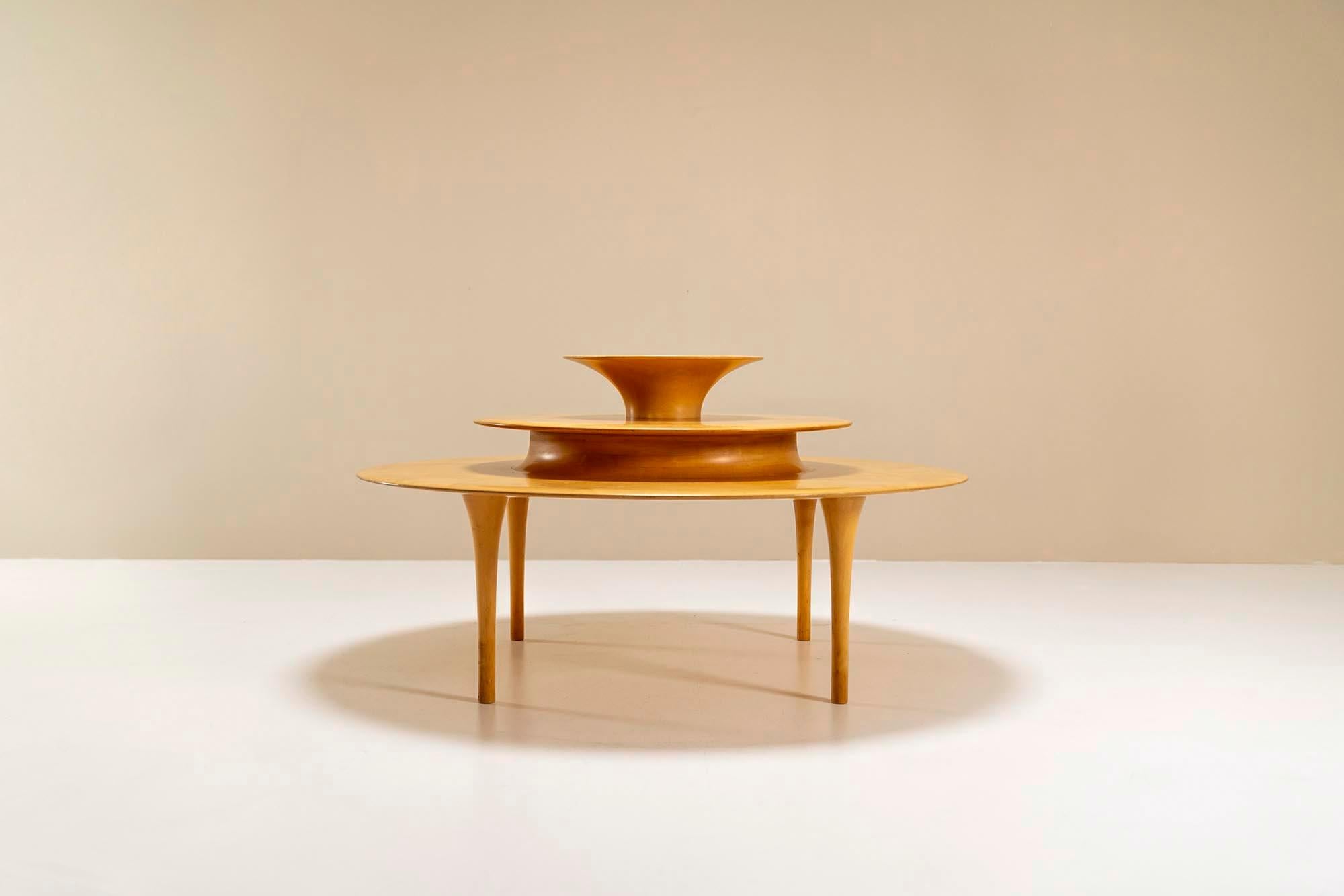 Une table basse sans pareille réalisée par la légendaire designer danoise Nanna Ditzel pour BRDR. Kruger des années 1980. Ce design est principalement dû au rôle de Grete Jalk dans la relance des expositions de menuiserie de l'Association des