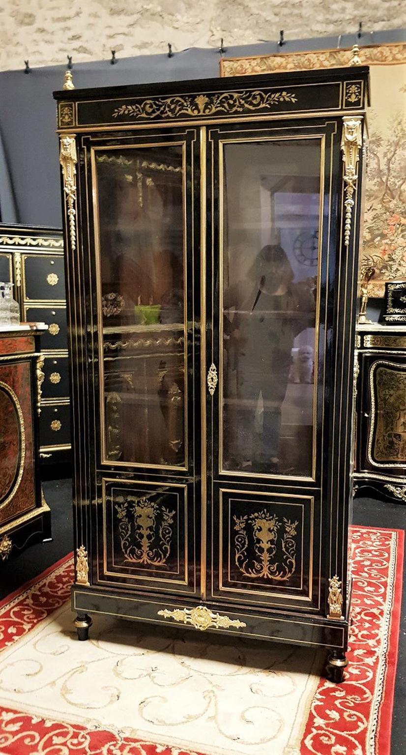 Beautiful Vitrine Bookcasei in Boulle style brass marquetry, interlaced patterns, foliage, scrolls and flower urn. Ornamentations in gilt bronze with falls, ingot molds, apron, spandrels and patterns on the flanks. Mahogany interior with 4