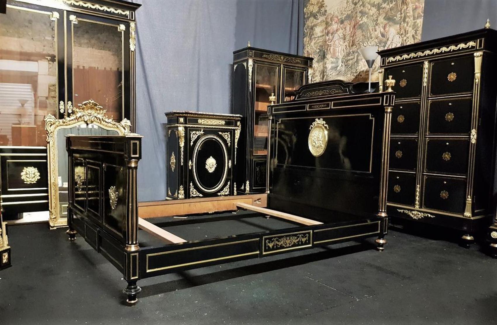 Rare stunning double bed in Boulle Marquetry with floral brass ornementations on the head, and the foot boards and sides. Rich gilt bronze ornementations of mascarons, spandrels, medals, pine cones etc.
Dimensions: standard mattress 140 cm x 195
