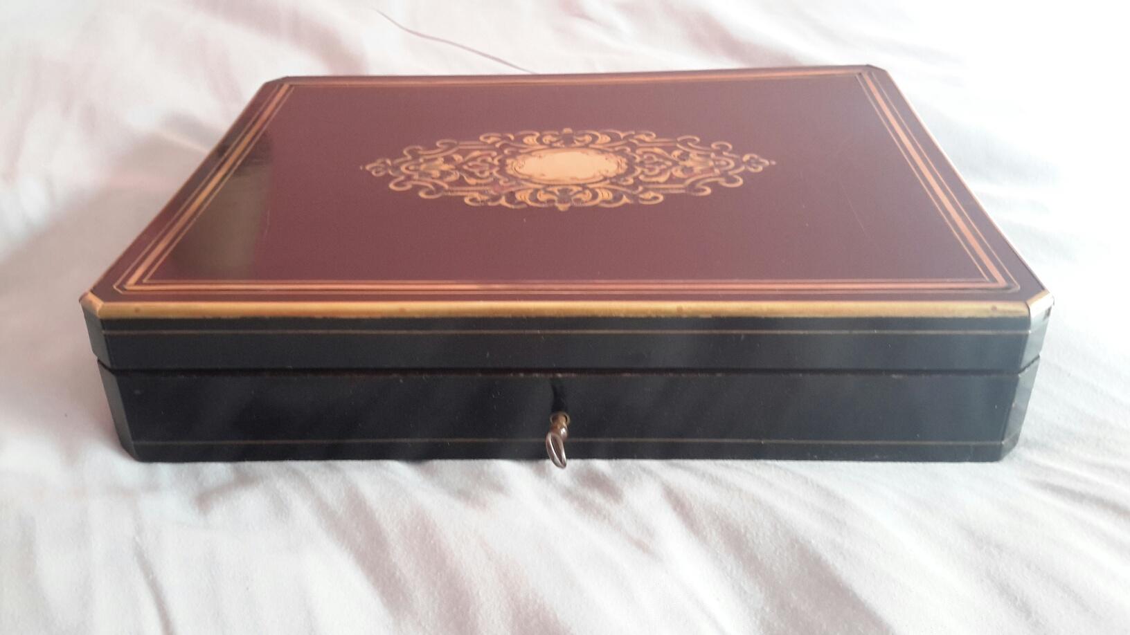 Rare Napoléon III game box circa 1880 made in Boulle Marquetry style with its game chips.

The outside is in blackened fruitwood with materials as brass decoration lines and a Horn central medallion.
The inner part is made of veneered