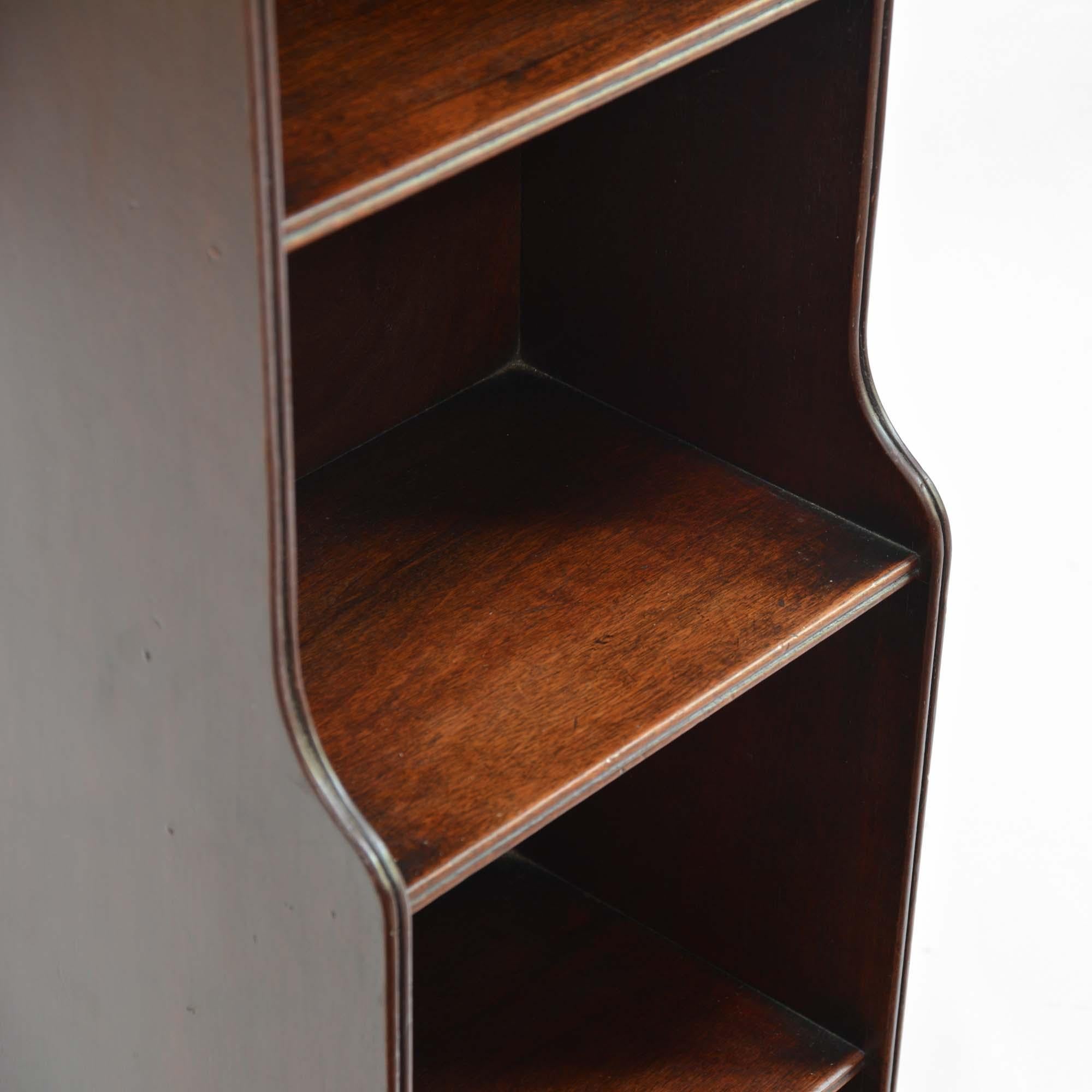 Rare Narrow Georgian mahogany waterfall shelves In Good Condition For Sale In Castle Douglas, GB
