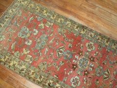 Rare et étroit long tapis de couloir persan Malayer rouge antique et souple