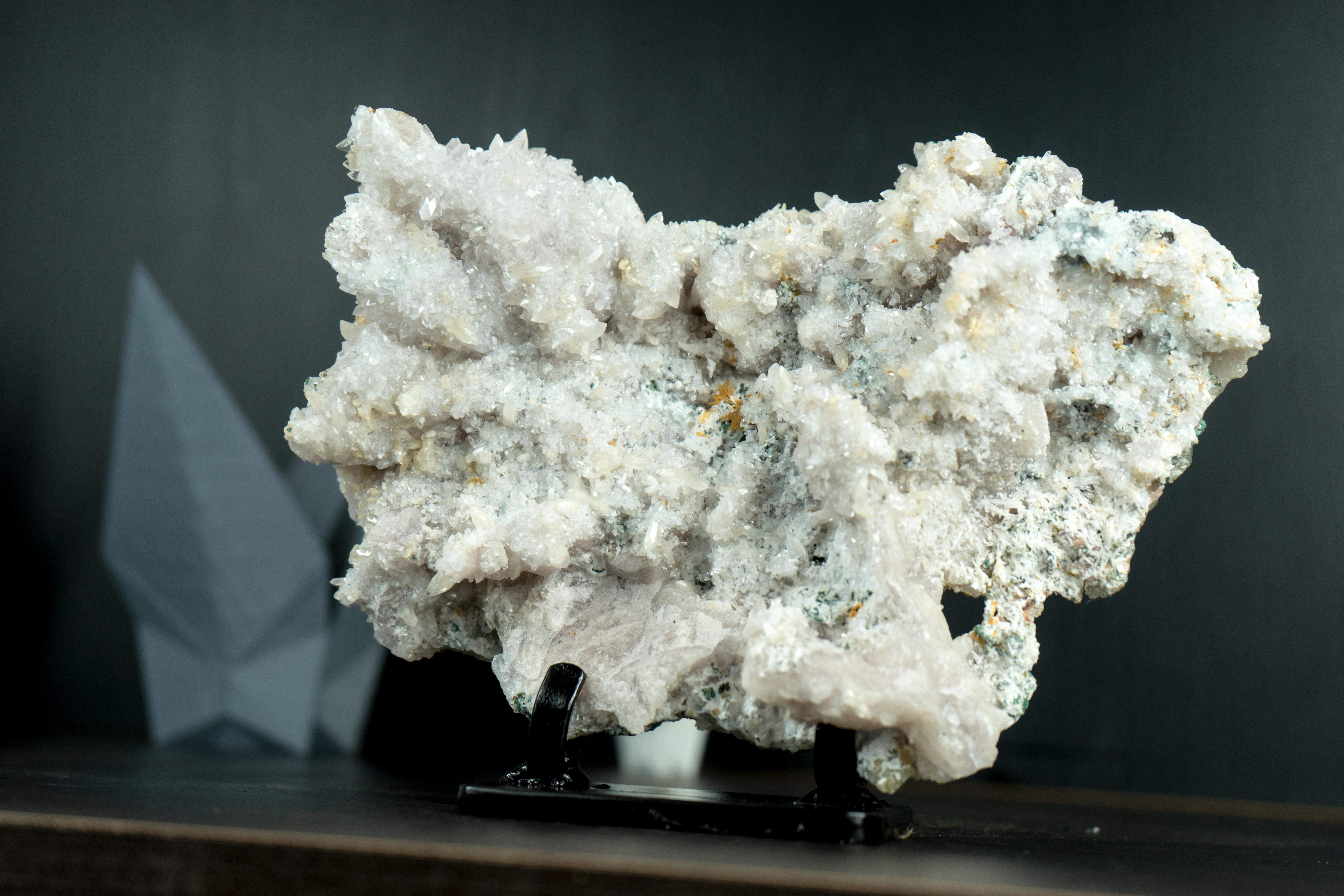 Seltener natürlicher Amethyst-Blumenteller mit glänzendem Kristall, Calcite und Celadonit  im Angebot 4